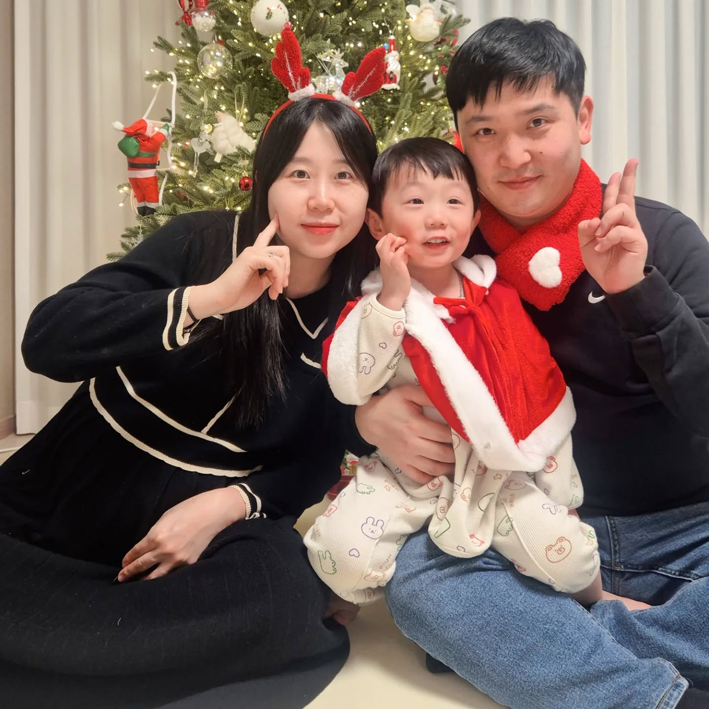 트리 정리하기 전
장꾸미 넘치는 다온이랑 뱃속에 햇살이랑 다온빠랑 찍은
2024 마지막 우리가족 사진

앞에보기 힘든 4살 다온아
올해는 깁스 2번, 감기 별로 안걸려줘서 고마워
너의 건강 덕분에 엄마, 아빠가 연차가 남았어
내년에는 햇살이도 같이 나란히 4명이서 찍어보자

우리가족, 네모 속 친구들 해피뉴이어-!
건강하고 편안한 한해가 되길