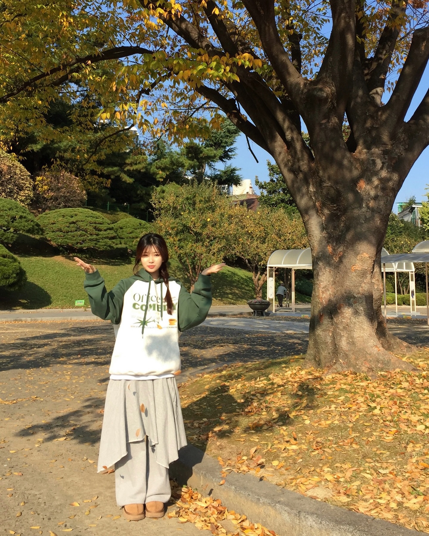 겨울이 오기 전 늦가을 즐기기♡ꔛ🍂
어반에이지 24FW 신상품인 후드티를 이용하여 가을에 어울리는 코디를 해봤어요🍁기모까지 들어가 있어서 엄청 따수워₍˄·͈༝·͈˄*₎◞ ̑̑🍞
•
•
•
urbanage_official #URBANAGEOOTD #어반에이지 #24FW #가을코디 #어반에이지24FW #충렬사 #동래데이트 #동래가볼만한곳 #부산여행 #부산데이트 #부산핫플 #오오티디 #데일리룩 #여자코디 #키작녀코디 #가을코디 #후드티코디 #부산 #부산모델 #레이어드룩 #빈티지룩 #ootd #vintage #pinterest