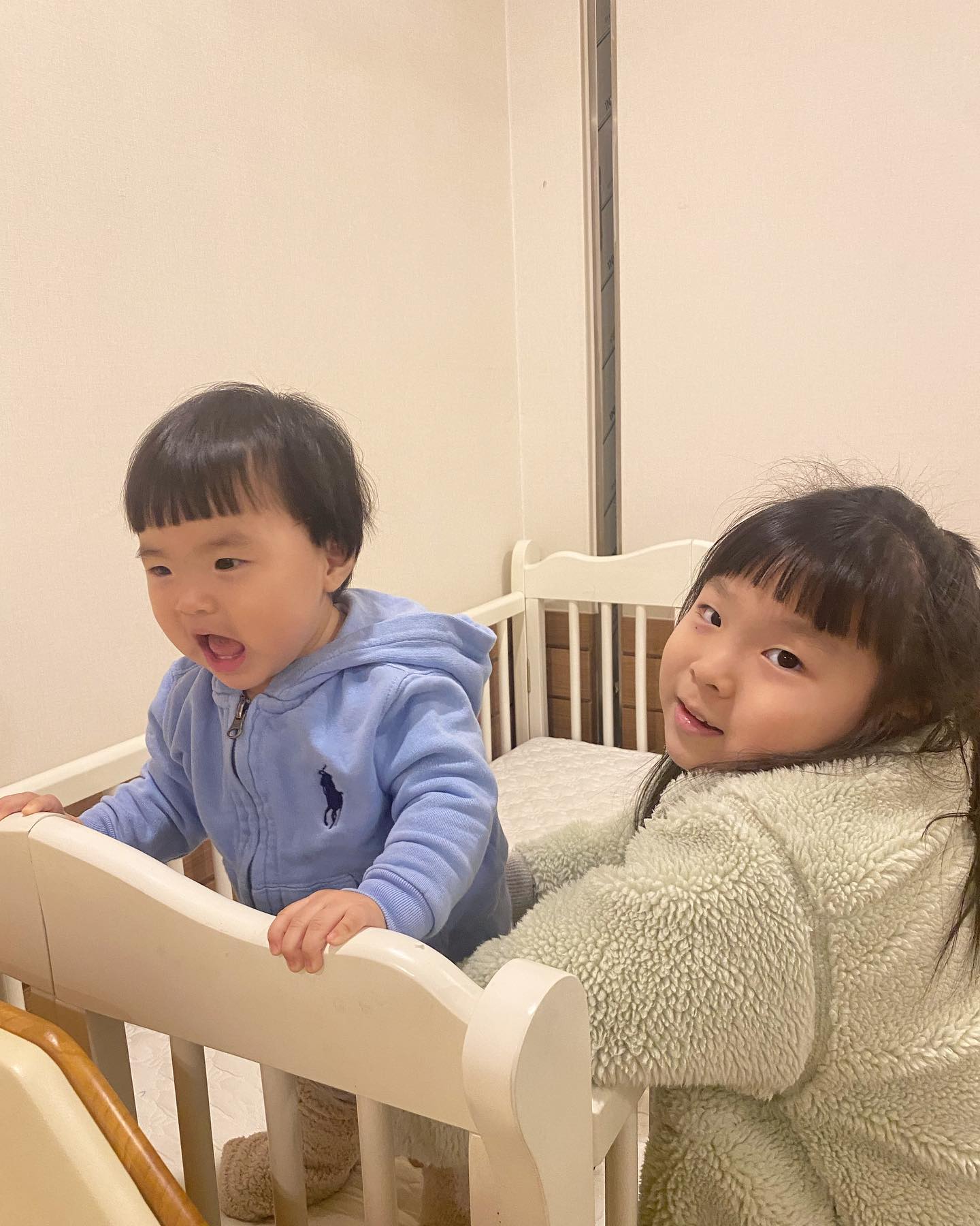 빨리 서아가 커서 같이 놀고싶다던 주아 👧🏻
11개월 들어서니 조금씩 소통도 되면서 더 즐거워하고 가끔은 서아가 깨물고 꼬집어서 울고 속상해하면서도 화도 안내는🥹 가끔 육아하다 욱하는 나에게 오히려 서아는 아가니까 엄마가 이해해주라는 마음넓은 언니,, 8살 꼬마인 너에게 엄마는 많이 배운다 😭❤️ 꼬맹이들 사랑해 ❤️❤️❤️

#주아서아네 #네가족 #7살터울자매 #자매맘 #두딸맘 #성장기록 #11개월아기 #생후11개월 #8살딸 #딸맘 #도치맘🦔 #육아일기 #육아맘 #맘스타그램 #딸스타그램 #딸바보 #사랑둥이 #육아소통 #데일리 #아기와일상 #자매샷 #투샷 #모녀스타그램 #엄마와딸 #내하루를꽉채우는너희들🤍