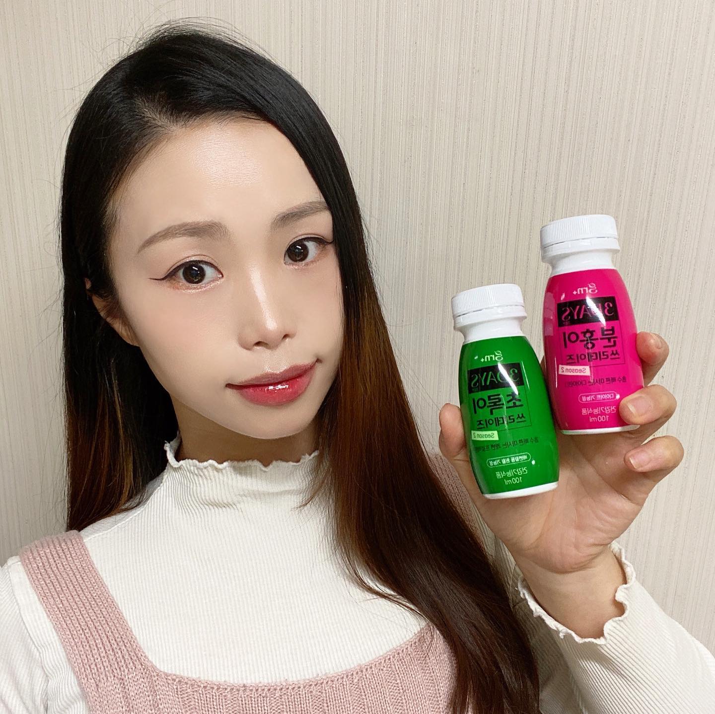 #협찬 
GRN/ 분홍이 초록이 쓰리데이즈 시즌2

GRN의 분홍이 초록이 올영에서 다이어터들에게 
사랑받는 쓰리데이즈가 시즌2로 리뉴얼되서 돌아왔어요~!!

락추로스 150% 🆙, 푸룬 농축액 추가로 
더 강력해져 돌아왔는데 맛까지 있다는거~!!

액상타입이라 흡수가 빨라 부스트 효과 🆙~!!
드링크 형태라 휴대성도 좋고 간편하고 
맛있게 섭취할 수 있어 좋아요~!! 💕💕

분홍이 쓰리데이즈는 집중 관리가 필요한
다이어터를 위한 제품으로 3일분이 들어 있어요~!!
1일 1병으로 체지방 감소 +체내 에너지 생성을
도와 건강한 다이어트를 할 수 있게 부스터 효과를 
가져다주는 제품으로 포도맛이라 상큼달달한 
주스 처럼 맛있게 먹기 좋았어요~^^

초록이 쓰리데이즈는 흡수 빠른 마시는 
쾌변 프로젝트제품으로 3일분이 들어있어
1일 1병로 배변활동 원활 +활력 
+식후 혈당상승 억제 +혈중 호모시스테인 수준을
정상으로 유지하게 도와주는 제품이예요~!!
초록초럭한 컬러처럼 맛도 사과맛이라
상큼달달해서 진짜 맛있게 먹어져요~!!

액상형은 맛없는게 많아서 솔직히 기대감이
별루 없었는데 일반 주스랑 크게 차이가 없어
간편하고 맛있게 먹어져서 건강하게 빼는 느낌이예요~!!
단기간의 계획을 잡고 있을때 부스터템으로 굿~!!

맛있어서 군거질 대신 3일동안 쓰리데이즈로 
화이팅해 할꺼예요~!! 😆😆💕💕
.
.
#GRN #분홍이초록이쓰리데이즈 #쓰리데이즈 #쓰리데이즈시즌2 #3일부스터 #다이어트부스터 #단기다이어트 #마시는다이어트 #다이어트음료 #신제품 #올리브영다이어트 
grn__official oliveyoung_official