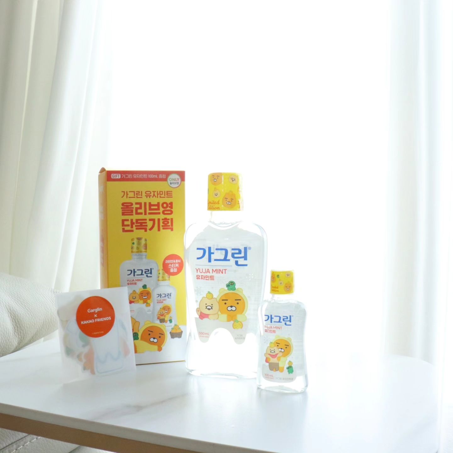 #광고 

우리집은 양치 후 가글은 필수!!
이번에 가그린에서 겨울에디션이 나왔어요
바로바로 유자민트♡
카카오프렌즈 라이언. 춘식이와 콜라보해서 케이스가 귀엽귀엽
유자색상의 노랑이 더 귀염귀염
춘식이와 라이언 스티커가 동봉되어 있는데 진짜 귀여워요

가글은 구취와 프라그제거해주고
충치와 치은염을 예방해주어서 하는게 좋은 것같아요
에탄올 무첨가하고 상쾌하고 깔끔한 유자향이라서
아이들도 사용할 수 있어요
순하기에 구강청결제 초보자들도 쉽게 사용 가능한 정도예요

구매는 올리브영에서 사용가능해요
작은 사이즈는 가지고다니며 사용하기 좋으니 올리브영에서 구매하시고 센스있게 사용해보세요

#가그린 #유자민트 #가그린유자민트 #카카오프렌즈 #춘식이 #라이언 #구취제거 #선물추천 #올영추천템 garglin_official