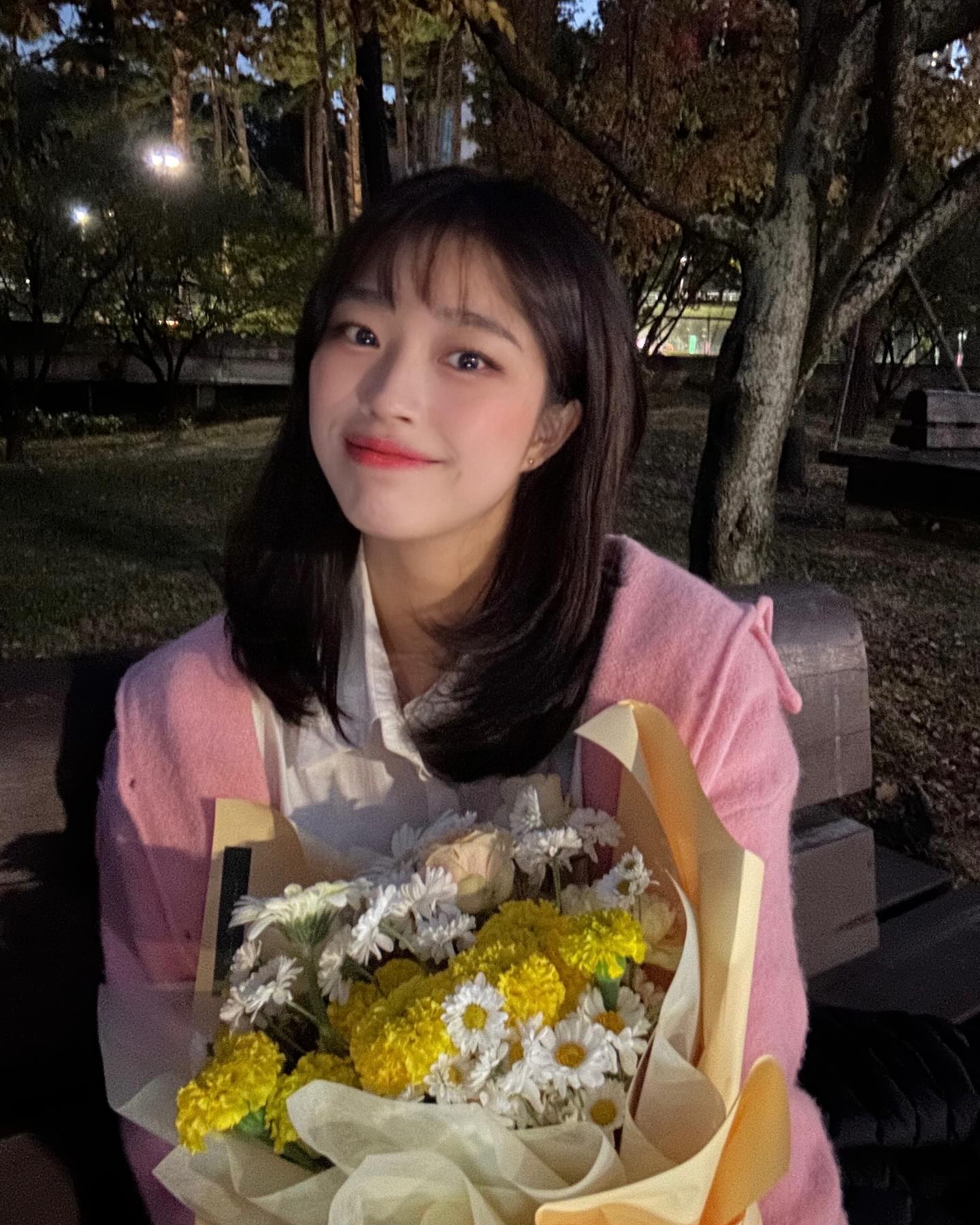 행복한 600일 🌷🩷

하루종일 촬영하고 집왔는데 꽃다발로 서프라이즈 💐
빨래 좀 해주라는말에 투덜대면서 세탁기 보니까 나이키 된장포스가 👟💗

안바쁜날이 없는 요즘,, 그래도 힐링 왕창 했다 💦 항상 고마오 😛

#기념일 #기념일꽃다발 #기념일선물 #나이키 #신발 #커플신발 #된장포스 #나이키된장포스 #커플신발추천 #신발추천 #가을신발 #데이트 #광교호수공원 #데이트룩 #600일 #데이트코스