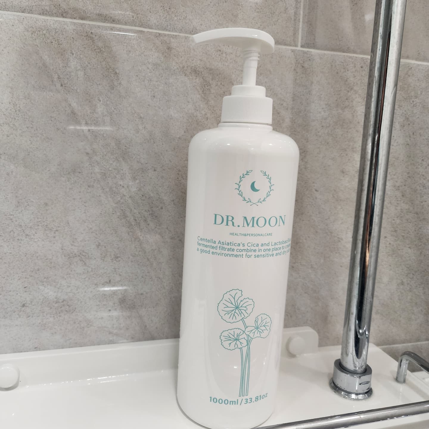 #협찬 drmoon_official #닥터문 #닥터문바디워시
.
센텔라 시카케어 닥터문 바디워시!
AHA-BHA 각질과 노폐물 케어를 한번에!
내 피부에 자극을 줄인 약산성 포뮬러로 온 가족이 
사용 가능한 바디워시에요~
정말 혜자스러운 대용량에 너무 강하지 않은 화이트머스크향이라 더욱 좋아요♡
.
.
#뷰티 #올리브영바디워시 #등드름바디워시 #육아 #향기좋은바디워시 #향좋은바디워시 #땀냄새제거 #여행 #올인원바디워시 #소통 #시카바디워시 #일상 #대용량바디워시 #집들이선물