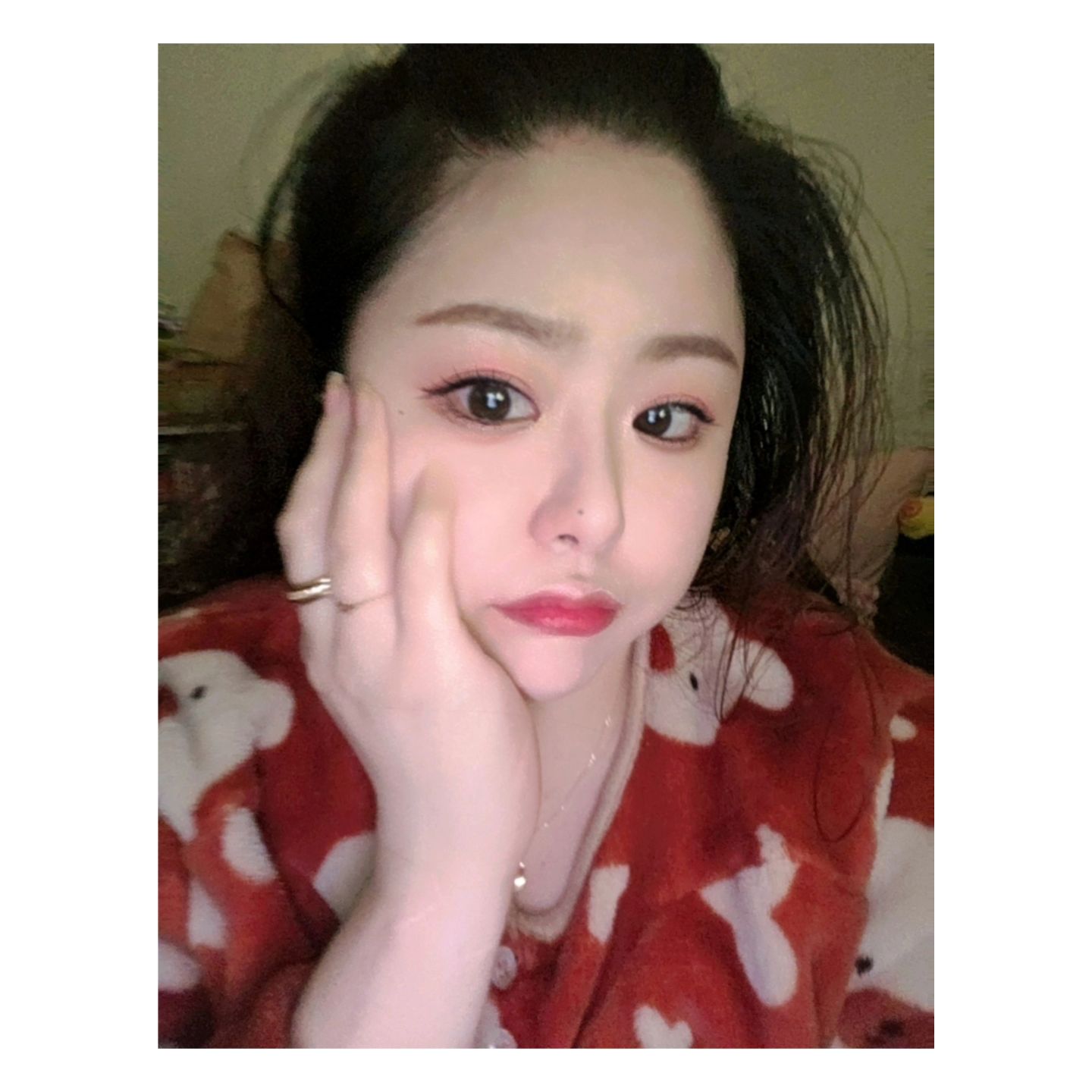 참사 왼쪽눈썹..고속도로 화장으로 커버해볼라햏는데 
눈썹털이 한부분만 싹밀려서 채울수록 뭉쳐서포기..
그러고보니 쉐딩 블러셔 하이라이터 하나도안함
거의 1년만에 준비중인게 있어서 살짝 얼굴에
그림을 그려봤는데 망 ㅠ 요즘은 입순두껍은게 대세라캐서
세심따위 집어치우고 자유롭게칠해따 ㅋㅋ
이래뵈도 메이크업이랑 네일 배운사람인데
역시 안써먹으면 손이 굳는구나
요즘 사들인 네일이랑 화장품 만...
엄마한테 욕먹느라 배부르는중...

#준비 #백만년 #화장놀이 #메이크업 #컨텐츠 #여쿨라이트
#잠옷쇼 #3월 #커밍순