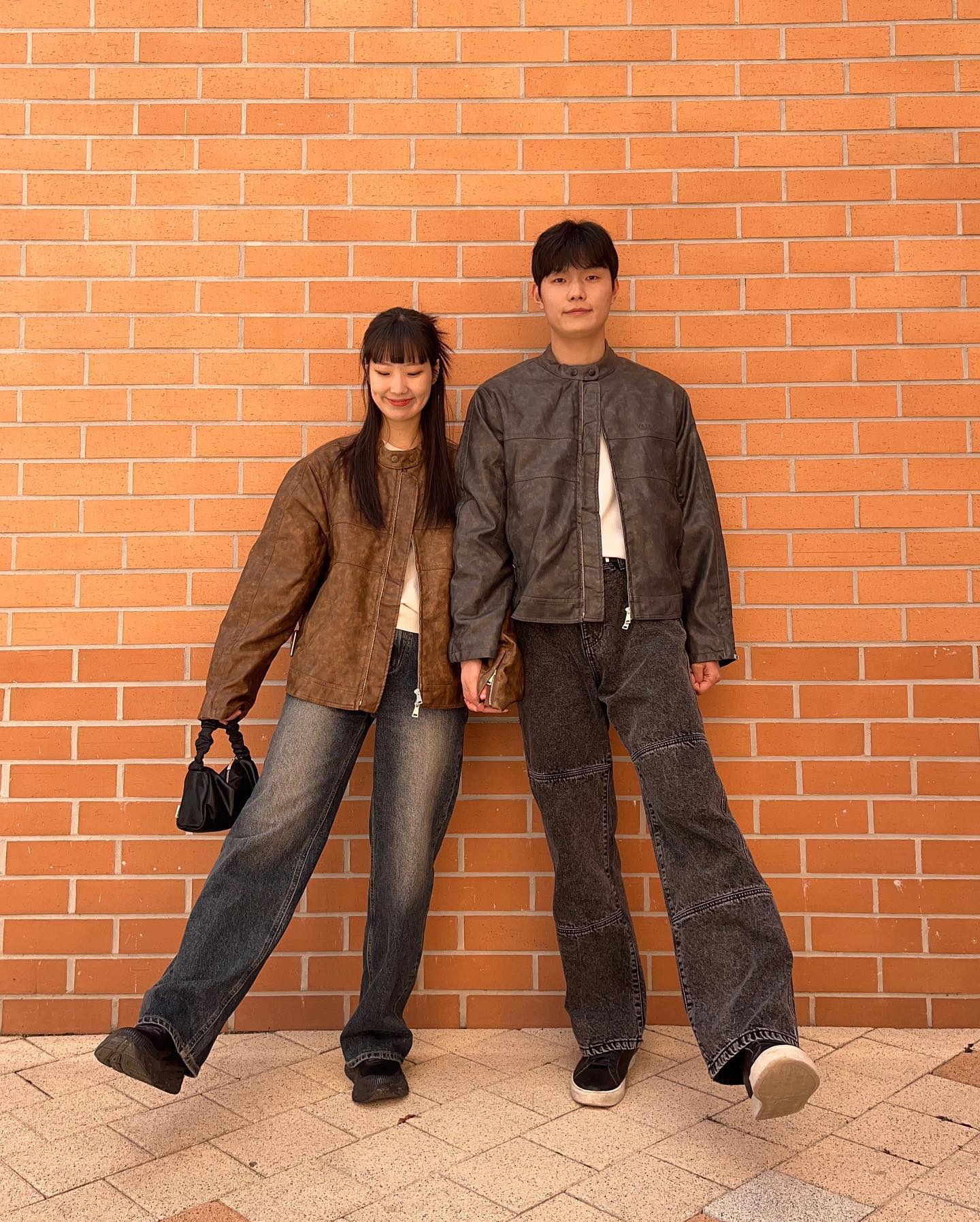 😎

[베테제]의 “비건 레더 에이징 바이커 자켓” 을 입어보았습니다! 브라운 컬러는 M, 블랙 컬러는 L입니다. 넉넉한 오버핏과 부드러운 원단이 맘에 들었던 자켓입니다. 또한 넥 부분의 버튼이 특히 더 좋았습니다. 안에는 퀄팅으로 되어 있어 겨울철에도 안에 든든하게 입는다면 아우터로 입을 수 있습니다. 

베테제(VETEZE)는 'VIEW(견해)와 'TIME(시간), 'ZE(성별)'의합성어로, 이에 대한 다양한 문화에서 영감을 받아 브랜드만의 시각으로 재해석하여 매시즌 다채로운 컬렉션을 전개하고 있다고 합니다. 베테제 홈페이지에 들어가보니 진짜 탐나는 제품이 많았습니다. 자켓 류가 특히나 예뻤던 베테제!

#제품제공 #베테제 #veteze #비건레더 #레더자켓 #비건레더자켓 #가죽자켓 #라이더자켓 #시밀러룩 #데일리룩맞팔 

하나님이 그들에게 복을 주시며 하나님이 그들에게 이르시되 생육하고 번성하여 땅에 충만하라, 땅을 정복하라, 바다의 물고기와 하늘의 새와 땅에 움직이는 모든 생물을 다스리라 하시니라(창 1:28)