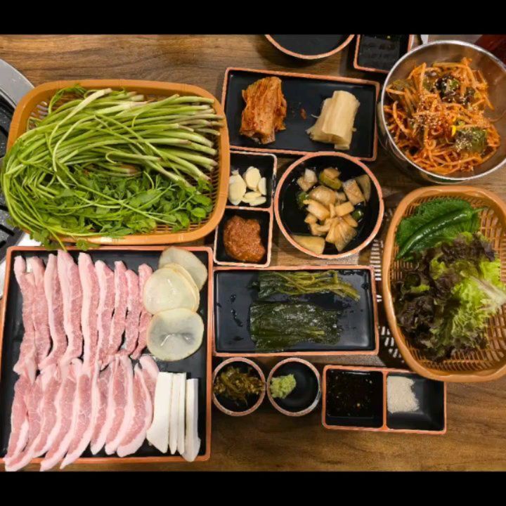 계산동 삼겹살 맛집 돼지만에서 프로먹방러 리철이 초대해주셔서 다녀왔어요 !

📌돼지만

🎈 위치 : 인천 계양구 계양문화로 44
🎈 번호 : 032-556-1110
🎈 영업시간 : 월-토 17:00 - 24:00 / 매주 일요일 휴무
🎈 주차 : 상가건물 주차 2시간 가능

✅ 세트메뉴 있음
✅ 국내산 전라도 김치
✅ 숙성고기
✅ 아삭이콩나물무침
✅ 평일도 웨이팅 있는 맛집
✅ 구워먹는 치즈
✅ 매콤한 특제간장소스 최고...

💡 처음부터 끝까지 직접 구워줌
💡 미나리 제철 10월 - 3월
💡 미나리 오래굽지 않기
💡잡내 전혀 없음

밑반찬부터 고기까지 훌륭한 곳
다음에 와서는 뭐먹지? 라는 생각이 드는 곳

🥰 초대해주셔서 감사합니다 🥰

#인천삼겹살 #인천삼겹살맛집 #계산동삼겹살 #계산동삼겹살맛집 #인천고기집 #계산동고기집 #인천고기맛집 #인천고기집 #계산동맛집 #인천맛집 #계양구맛집 #계양구삼겹살 #계양구고기 #협찬