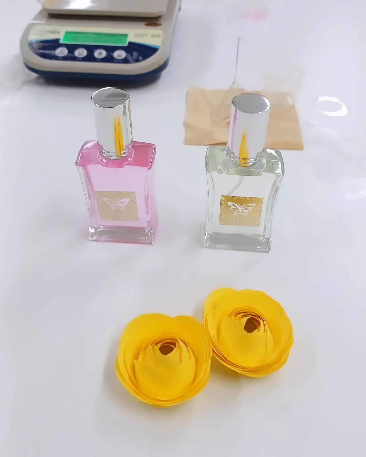 아로마 오일
디퓨저 만들기

아이 학교 학부모 동아리에서
아로마 오일로 디퓨저를 
만들었어요

중학교에 오니까 
분위기가 많이 다르네요 

원하는 아로마 오일에 알콜,
정제수를 넣어서
디퓨저를 만들었는데요
원하는 향으로 조제도 하고..

손에서 좋은 향기가 나네효
아..이 향이 딱 인데 ㅋ

오늘 만든 아로마 오일 보다
더 좋은데요 🤭ㅍㅋ

#오늘손안씻
#중딩맘
#학부모동아리
#천연디퓨저 
#건강그램

#alicemom_may