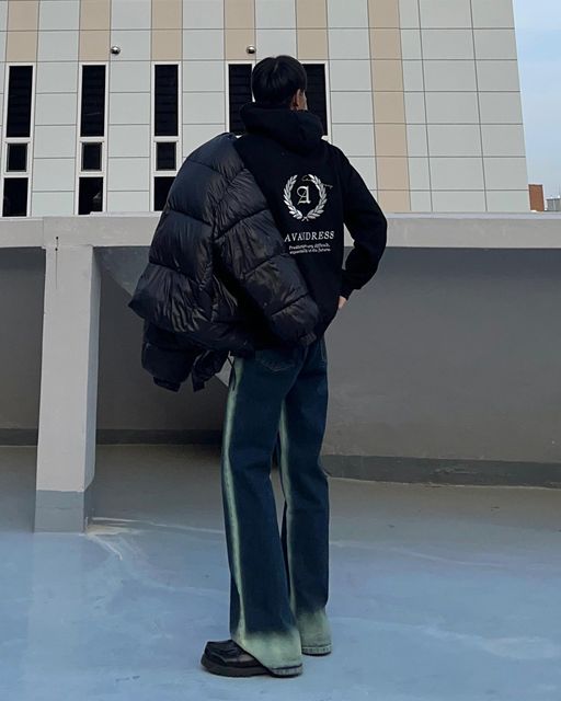 패션맛집 메모 on Instagram: "#협찬
이번에 @avandress_ 에서 Side-line Wide Pants INDIGO 제공 받았습니다!

-이런 느낌이 요즘 청바지의 트렌드를 꽉 잡고 있죠! 저도 어반드레스 바지를 항상 보고 있었는데 스트릿 분위기 청바지를 직접 입어보니 더 코디 하는데 느낌이 달랐습니다!🙆🏻‍♂️

-이 바지 하나로 어떤 옷을 입어도 스트릿 느낌이 난다는 점! 어떻게 코디를 하여도 확실하게 포인트를 잡아줄 수 있다는점!🙆🏻‍♂

-와이드 핏이라 너무 실루엣이 이쁘게 잘 떨어지고 그런 와중에 확실한 바지 색감까지🙆🏻‍♂️

-겨울에도 편하게 입을 수 있고 봄여름가을에도 무리 없이 충분히 활용할 수 있는 컬러감 좋은 청바지🙆🏻‍♂️

👕
상의: 어반드레스 UNISEX LAUREL OVERSIZED HOODIE
하의: 어반드레스 Side-line Wide Pants INDIGO
신발: 개인 DM 

#어반드레스#avandress#비바셔스#vivacious"