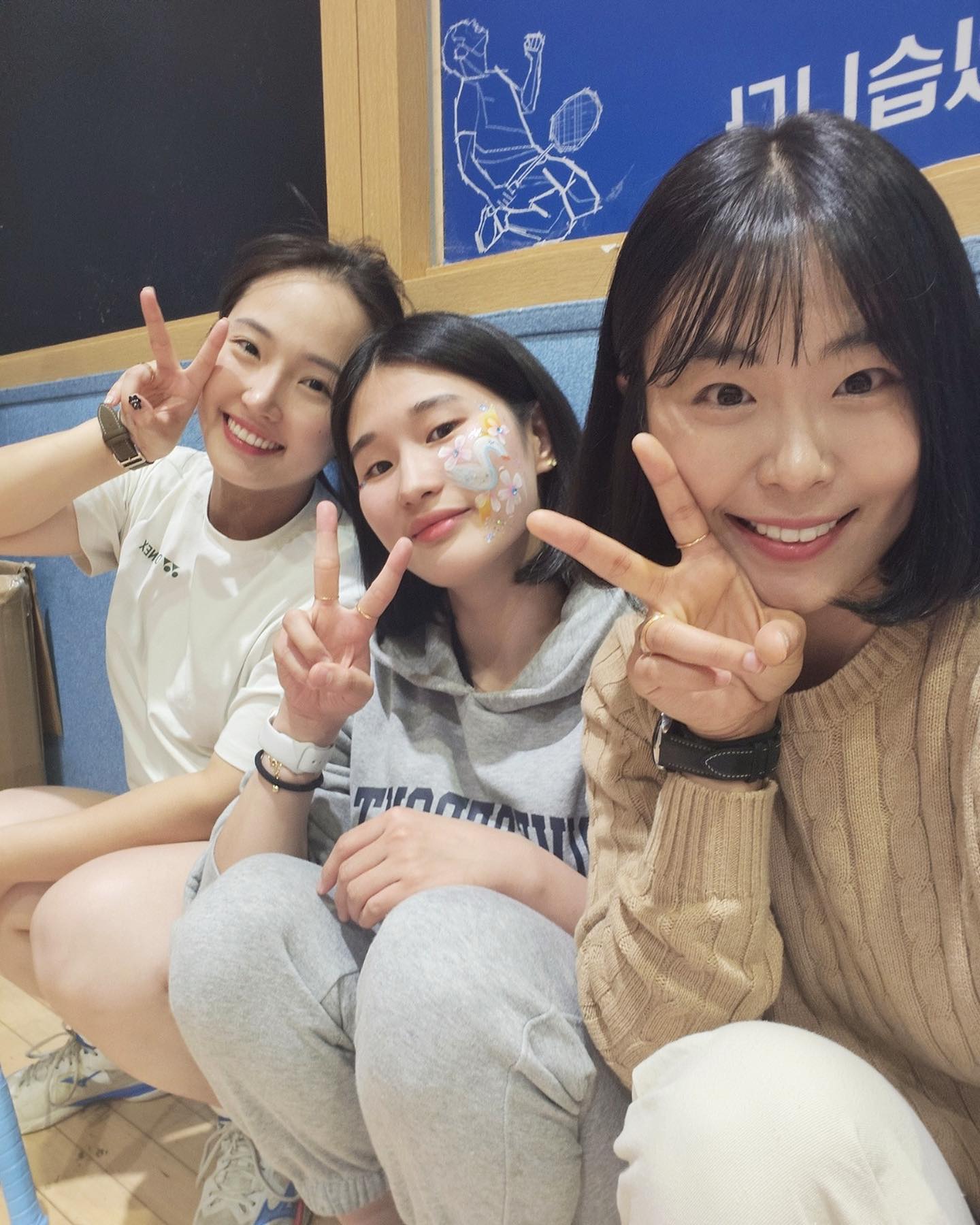 오늘하루 정리❤️
오랜만에 대회장와서 민턴쟁이 언냐들도 만나구
귀여운 인형들도 만났당..🫶
그리고 무엇보다 멀리서 온 언니야도 보고 너무나도 행복한하루였다😍
타투도하고 페이스페인팅도 하고 경기구경도 하고 맛있는 것들도 왕창먹구..햅삐한 하루❤️
내일은 또 무슨일들이 일어날까~?

#얼마만에 #게시물 #😜