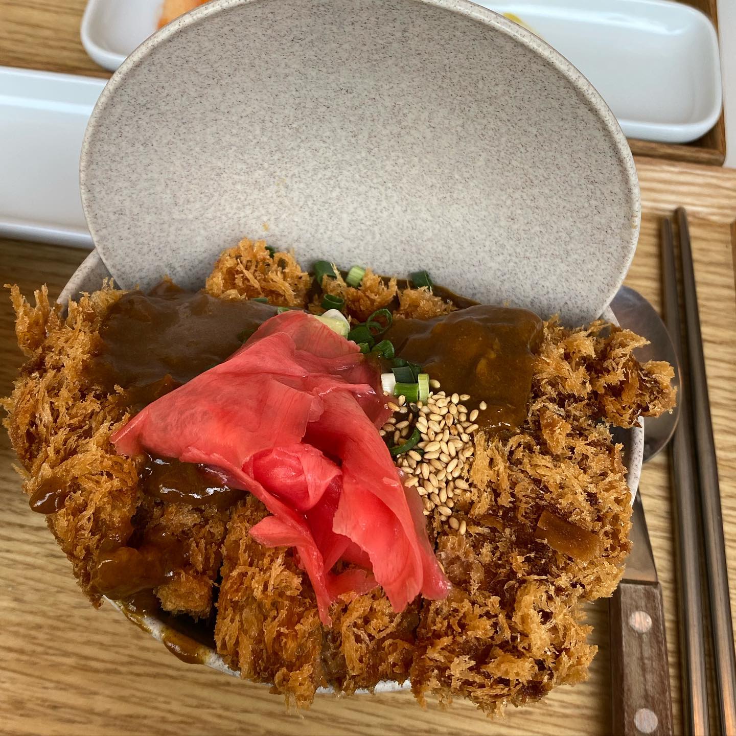 성수동 곤카츠🍴
돈가스가 엄청 두툼해서 하나 다 먹으면 
배가 엄청 부르다!

#곤카츠 #똠양카레 #성수동맛집