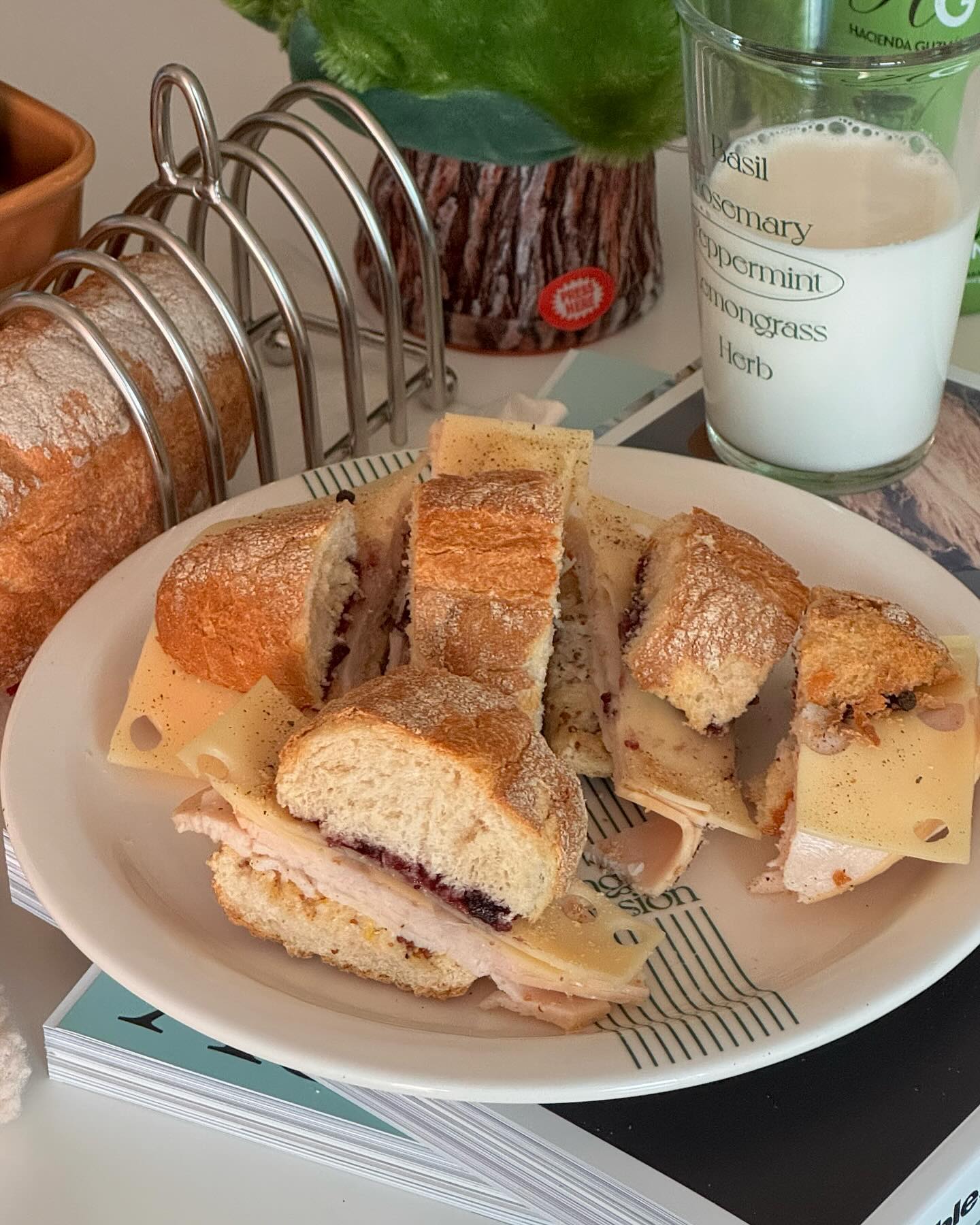 바게트가 맛있어서 뭘 넣어도 맛있음이야 ~ 마요네즈+홀그레인 머스타드 쓱쓱- 블루베리 잼도 쓱🫶🏻 햄, 치즈 넣고 후추도 후추후추,,냉동 바게트인데 에프굽하면 갓 나온 바게트처럼 짱맛🥹 #홈카페 #온더테이블 #홈브런치 #샌드위치