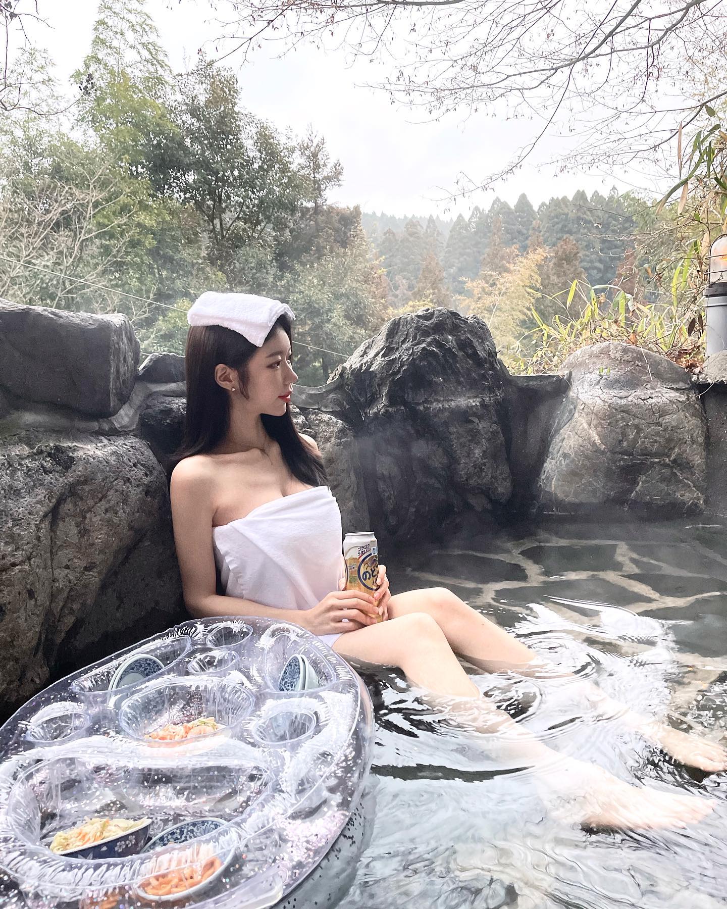 일본가서 산속에서 료칸하기🇯🇵 

놀랍게도 첫 일본 여행인데 운 좋게 료칸에서 온천을 즐겼어요( •̀ .̫ •́ ) 심지어 맥주도 절대 안 먹는데 물 속에선 이렇게나 맛있을 수가...🤭

산 속이라 프라이빗한 느낌까지 너무 힐링이었어요! 이틀동안 너무 잘 머물다 갑니다🖤

#travel #trip #japantrip #japan #fukuoka #fukuokatrip
#개츠비큐슈여행 #개츠비후쿠오카여행 #후쿠오카#후쿠오카여행 #료칸 #일본온천 #여행에미치다 #일본 #료칸여행