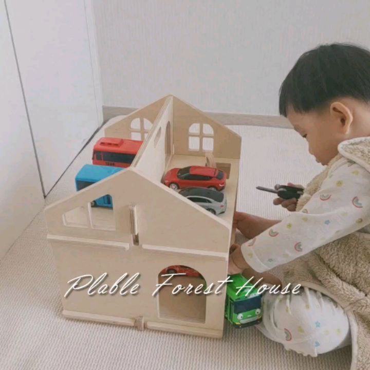 #협찬 이지만 솔직후기🌟

다가오는 크리스마스 선물로 찰떡인 포레스트하우스가 집에 도착했어요. 
러블리한 감성의 육아템들이 가능한 플레이블의 인형의집이에요.

4면이 오픈되어 있어 다양한 역할놀이를 할 수 있는 육아템인데요. 👶
최상등급의 자작나무합판으로 은은한 미색을 가지고 있는 플레이블만의 인형의 집이랍니다. 아기방 꾸미기, 인테리어에도 손색이 없구요. 

조립도 손쉽고 간편하고 마감까지 완벽그자체💕
인형의집하면 여자아이들만 가지고 노는거 아닌가? 라는 생각은 NO!
귀염둥이 18개월 환희는 포레스트 하우스에 자동차, 공룡 등 다양한 아이 장난감을 올려보고 진열하면서 신나는 놀이시간을 가진답니다. 

다가오는 크리스마스에 선물이 고민이시라면 🎁
플레이블 포레스트하우스로 선택하시는 건 어떨까요?

11/23~ 11/26일까지 크리스마스 준비 BIG Sale 예정이니 놓치지 마세요
플레이블과 함께 미리크리스마스 🎄 

🏷Thank you plable_official 

#포레스트하우스 #인형의집 #장난감집 #원목인형의집 #실바니안하우스 #우드인형집 #크리스마스선물 #유아가구 #아기가구 #딸방꾸미기 #아들방꾸미기 #우드장난감 #코카선물 #크리스마스 #미리크리스마스🎄