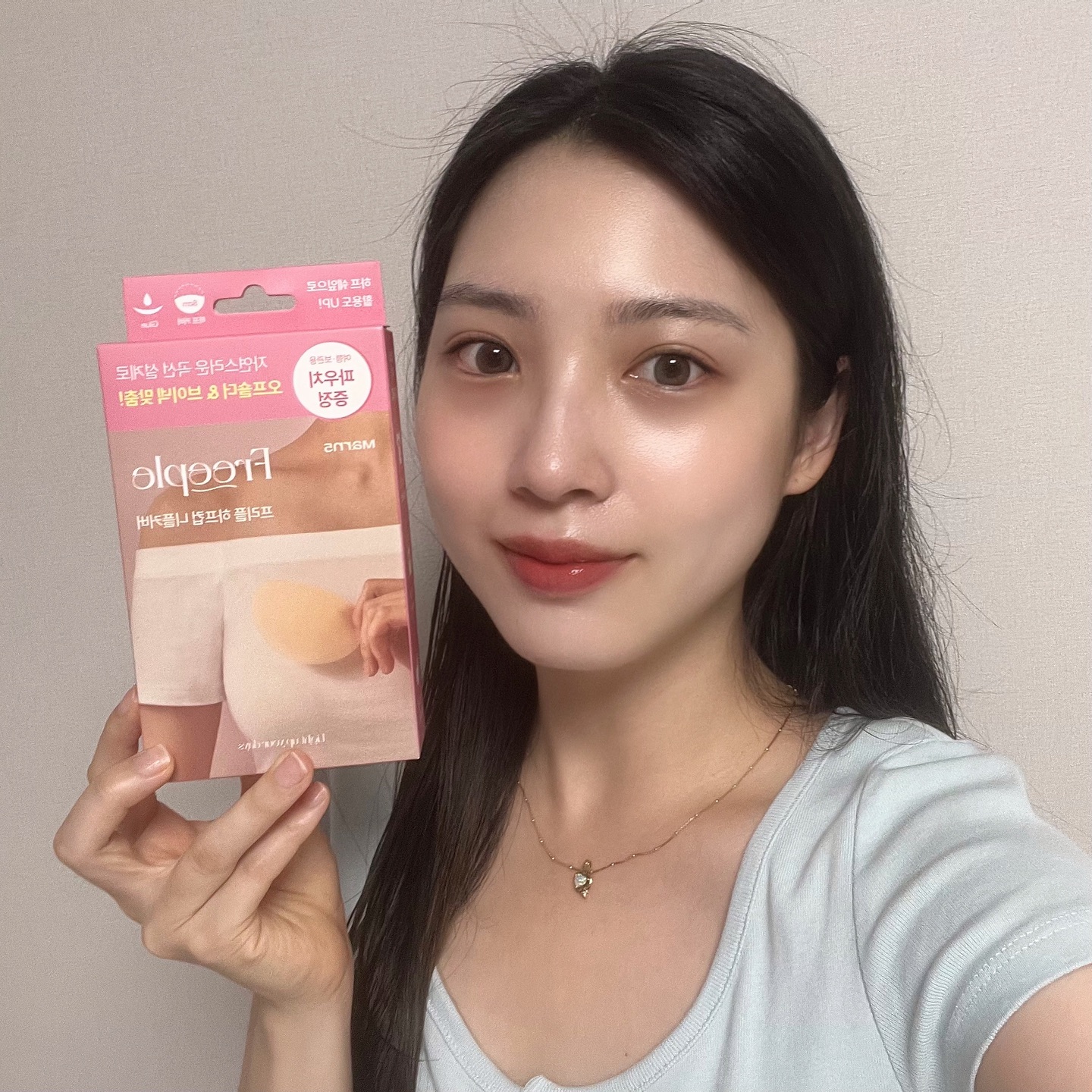 #협찬 #마른파이브 #속옷추천 #니플패치

여름엔 니플패치나 브라렛 필수 아니냐며

중앙부는 2mm 가장자리는 1mm 두께로
매끈하게 커버해주는 내사랑 #실리콘니플패치

하프컵 타입이라 내가 아끼는 깊게 파인 유넥티와
매치해도 옷 밖으로 속옷이나 니플패치 노출 안 된다는 것이
가장 큰 장점…🫶🏻

8cm라서 티가 진짜 안 나요 쵝오 

 

#편한속옷 #언더웨어 #마른파이브속옷 #여자니플패치 #올리브영니플패치 #여름브라 #수영복브라 #붙이는브라 #여성니플패치 #튜브탑브라 #오프숄더브라