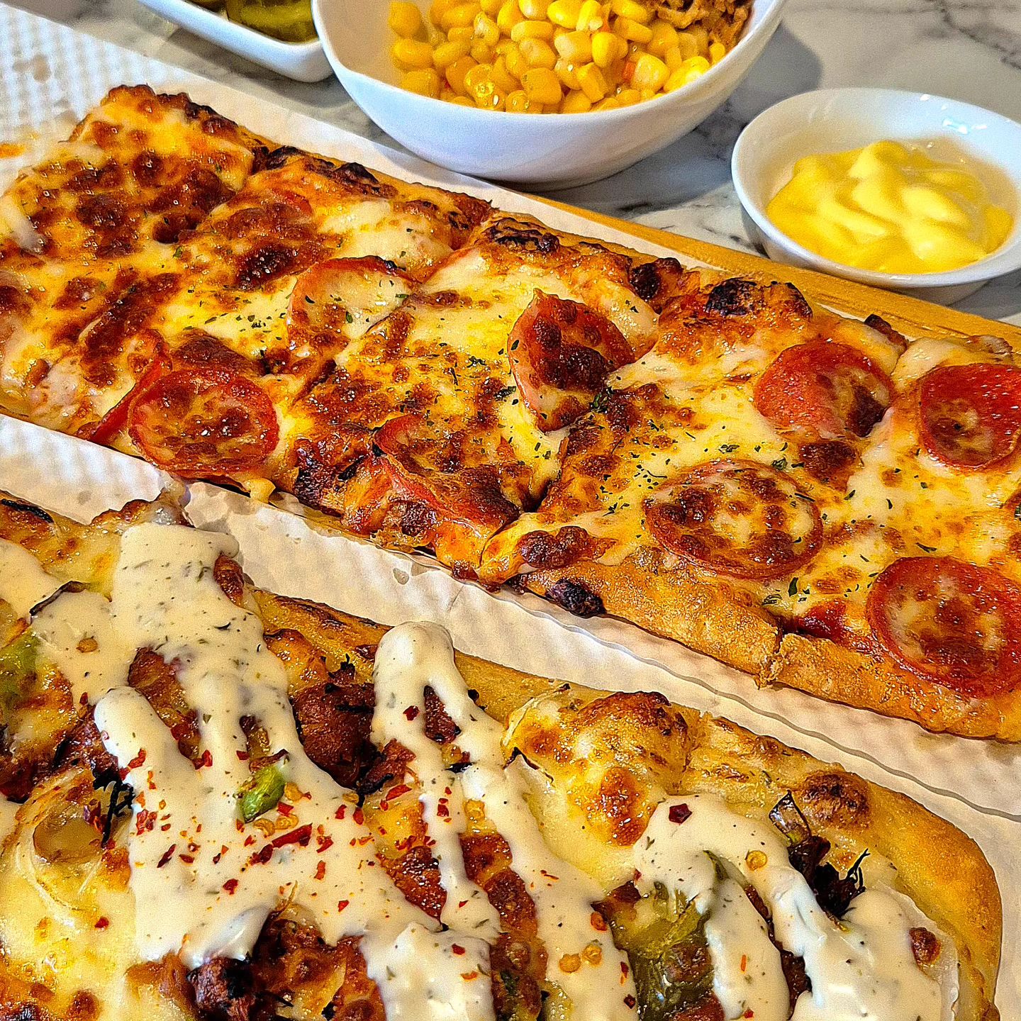 🍕[파파밸리피자_파크하비오점]🍕
🍏99.3% 자연산 치즈를 사용하는 풍미가득 피자집
🍏위치:서울 송파구 송파대로 111 파크하비오 110동
🍏메뉴
*그릭풀더포크 (18,900)
*더블페퍼로니 (17,900)

총평:★★★★★
(송파파크하비오 안에 있어서 데이트코스로 딱!)

[이용 시간]
11:00 ~22:00 >영업시간
🛵포장가능
🚘주차가능
🛵배달가능

🍏다양한 먹거리와 놀거리가 있는 파크하비오에 위치해서, 데이트 코스로 추천!

🍏함께 제공되는 양파후레이크와 새콤한 콘샐러드가 피자의 느끼한맛을 잡아줌! 

🍏신메뉴 파스짜(파스타+피자)🍕
빠네처럼 치즈 피자 도우 안에 파스타가 들어간 신메뉴!! 양도 많고 아이들이 좋아할 메뉴!

 #협찬 #문정동맛집 #문정동피자 #파크하비오피자 #장지역맛집 #디너의여왕 #피자맛집 #먹스타그램 #문정동핫플 #장지동핫플 #문정동데이트 #파파밸리피자 #파크하비오맛집