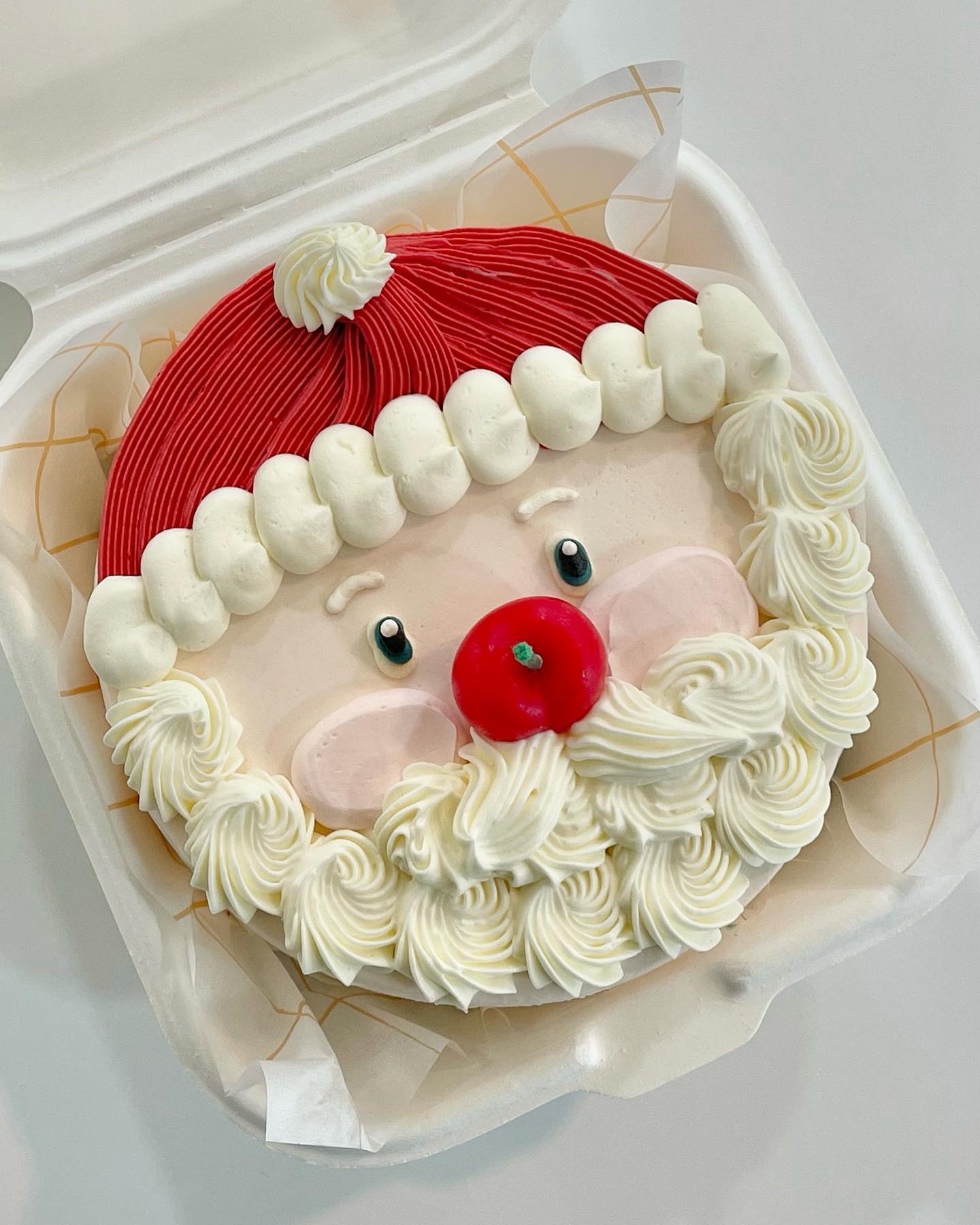 크리스마스에는 산타 케이크 빠질 수 없거등요🎅🏻 
클마에는 어딜 가든 예약전쟁이지만 미리 산타 케이쿠 예약하고
사람 없는 시간대에 자리가 나서 운좋게 광안리 야끼니꾸 전문점 #은신처 예약 성공✌🏻클마 당일은 별다른거 없이 먹부림 이후 마무리는 집에서 마물희~.~