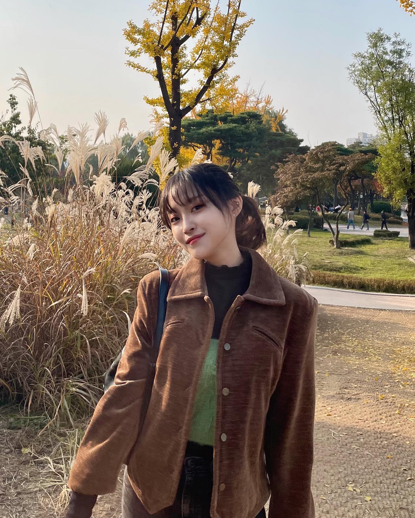 온 가득한 가을이었던 , 🍁🌾

엄마 생일이라고 연차내는 나.
어떤데?🌝

-

#첫눈 오는 오늘,,❄️
이제 떠난 가을,
보내기 싫어서 올리는
가을 코디...🍂

시스루 터틀넥에🖤
귀여운 #그린베스트 💚
묘하게 레이어드하구
#코듀로이 자켓🧡걸쳐줬어요!
-인간 가을 완성 ㅋㅋㅋ-

어그에 블랙진까지 맞춰주니
여러모로 따숩하면서도 가을가을해졌답니다🪵🍂

-

가을이 이토록 마음가득히 
느껴지다니.
2018년 가을 후로 처음인듯하다,,,

유독 나에게
이번 가을은 
참 ‘가을’스러웠고, 
참 ‘완연’했고 또 ‘가득’했다.

쓸쓸하기도 하고 
풍부하기도 했던

가을 안녕•••