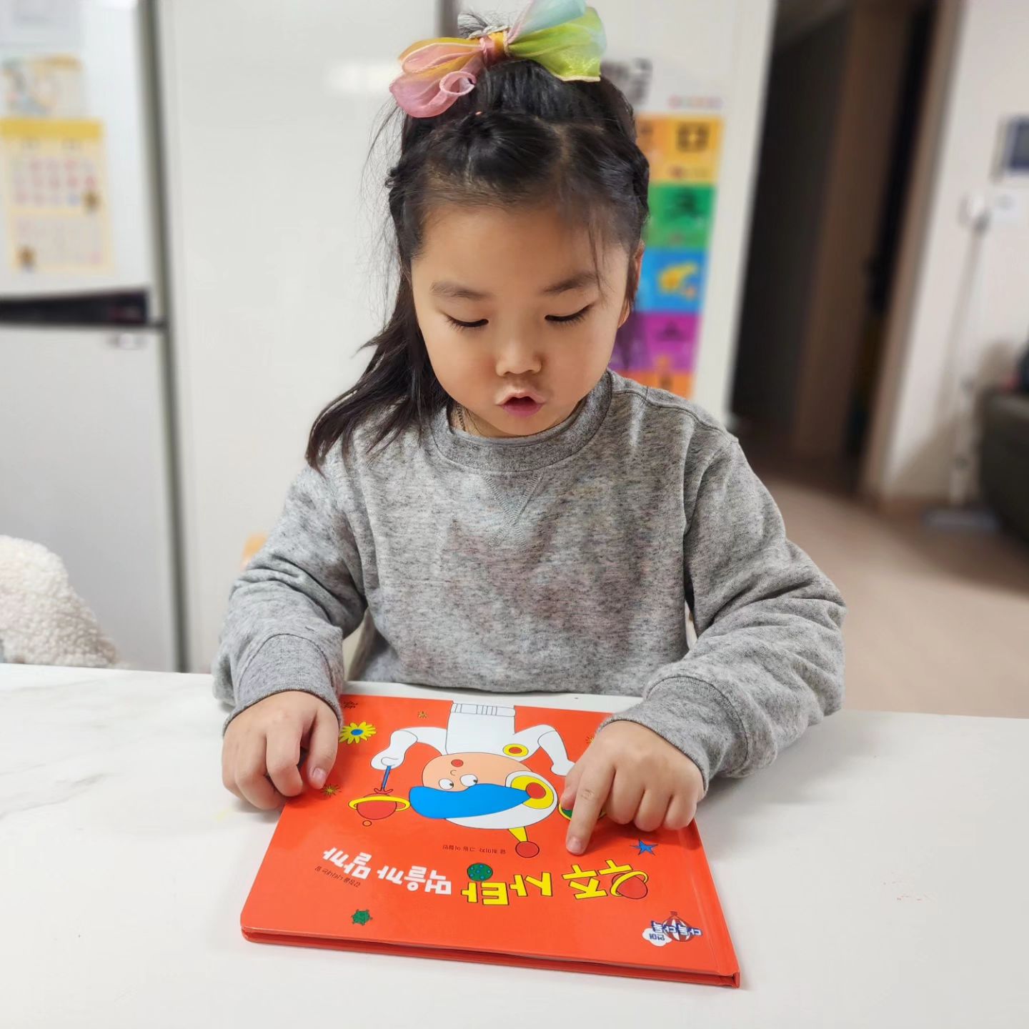 #도서협찬
#다독다독언어

하나하나 또박또박읽는
저 쭈둥이 -3- 

감정을 나태내는말 익히기❤️

어쩔때 기쁜지,
어쩔때 간절한지,
어쩔때 속상한지,
어쩔때 불안한지,
우리서하의 감정을 이야기해보던날.

뭐 그중 당연 제일 속상해하며 말하던 감정은 
엄마가 화낼때 속상하다고...🤧

반성합니다 ㅜ

#유아전집#어휘력확장#문해력#어휘력전집#문해력추천도서#유아책놀이#67개월아기#6살아이#서하랑책육아#서하맘책놀이#서하맘책육아#서하맘놀이#책육아소통#책육아맘#책육아#육아소통#서하맘#황금개띠맘#김해맘#명지맘#장유맘#육아소통