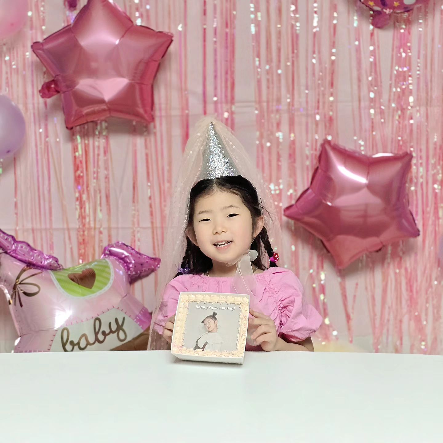 #려니일상

찐생일D-2❤️
주말부터 생일파티 시작!
바빴던 토요일,
독박육아에 문센, 유치원 오티에 케이크픽업까지~ 
너무 바빠서 포토존 예쁘게 꾸며주고싶었는데
본인생일 본인이 풍선불고 같이 꾸미고 케이크픽업도 같이 갔다왔네요ㅋㅋㅋ 
그래도 후다닥한거치곤 사진은 예쁘게 나온것같아 만족!
외할미,할비랑 같이한 생파🎂

➰︎포토케이크 fave_dolci
➰︎파티햇 harin_luv_hat

#5번째생일🎂 #생일주간시작
#생일축하해우리딸 #집에서생일파티 #포토생일케이크 #울산포토케이크 #울산생일케이크주문 #페이브돌치 #예쁜파티햇 #하린럽햇 #생일고깔