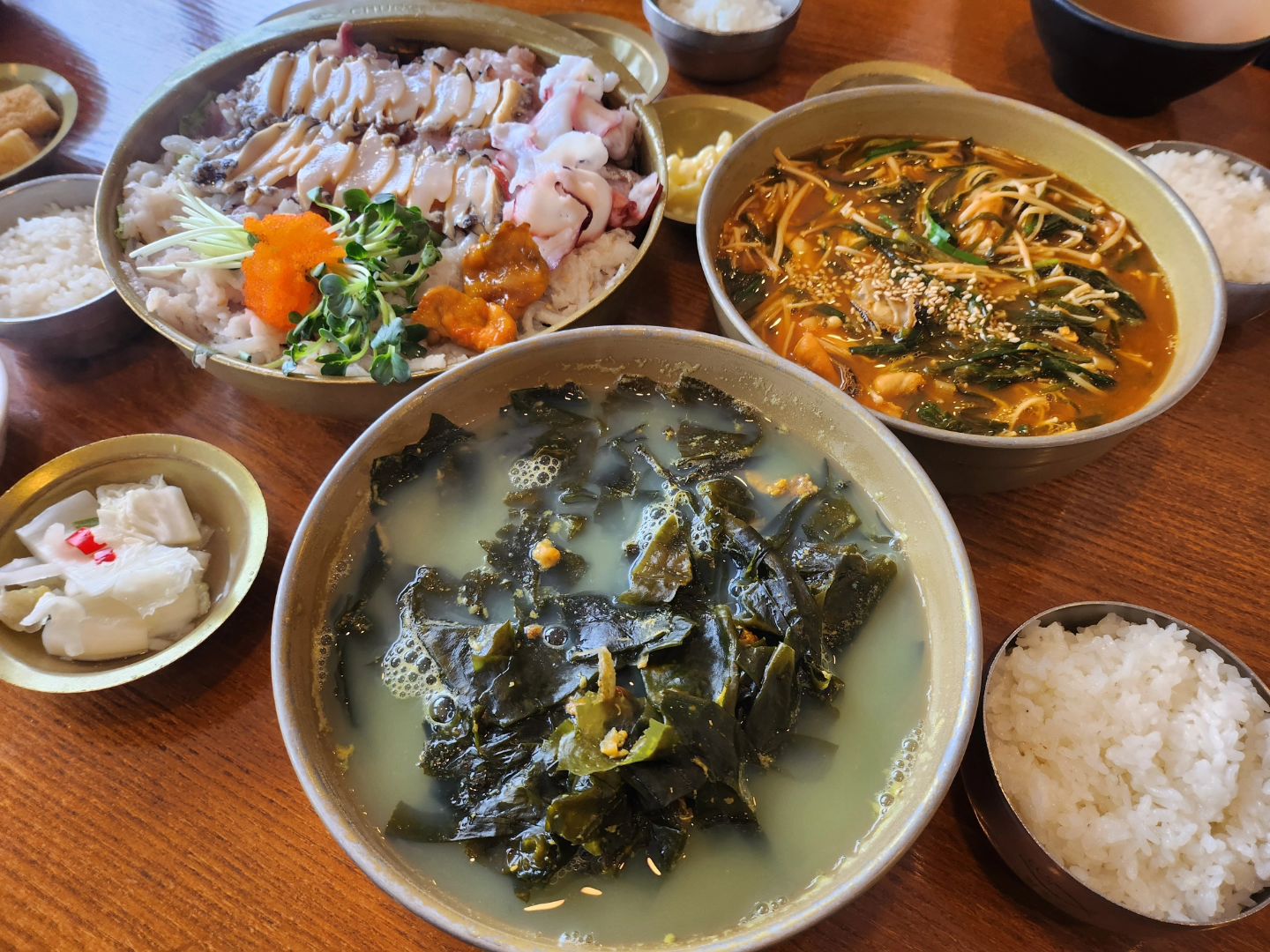 속초여행중 찾은 #청초수물회속초본점
창가에 앉고 싶었는데 역시 유명한 맛집이라
창가는 일찍 만석 아쉽지만 옆자리에서 호수뷰 만족하며
#해전물회 #섭국 #성게알미역국 골고루 맛나게....
. 
#속초맛집 #속초물회 #청초수물회 #속초가볼만한곳 #속초여행 #물회맛집 #kfood #food #먹스타그램