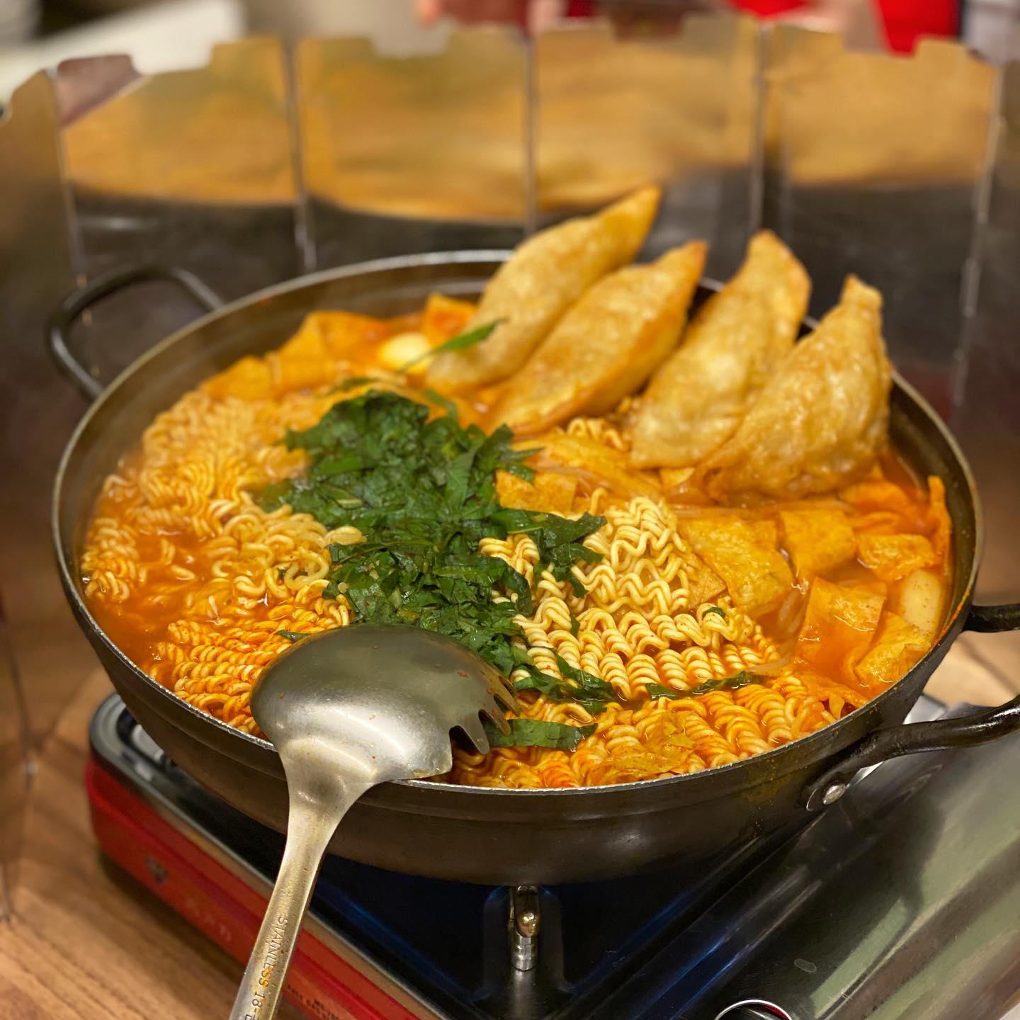 #써니즉석떡볶이

부서를 옮기고 진짜 직장인다운 삶이 시작됐다 😉
십여 년간 내가 알지 못했던 화려한 #여의도점심시간 을 알게 되었다 :)

자극적이지 않은 매콤한 떡볶이의 정석이 그리울 때 화려한 떡볶이 라인업들 제치고 즉떡이 떠오르기 마련인데
#여의도써니즉석떡볶이 는 기본 중의 기본하는 즉떡집 되시겠다 

그 유명한 정우빌딩 지하에 위치하고 있어 서두르지 않으면 짧은 점심시간에 웨이팅까지 해야 하니 빠른 선점이 필요하다!

모든 테이블이 함께 주문하는 버터갈릭감자튀김은 꼭 주문하자!

#먹보꼬꼬마 #여의도맛집 #여의도점심