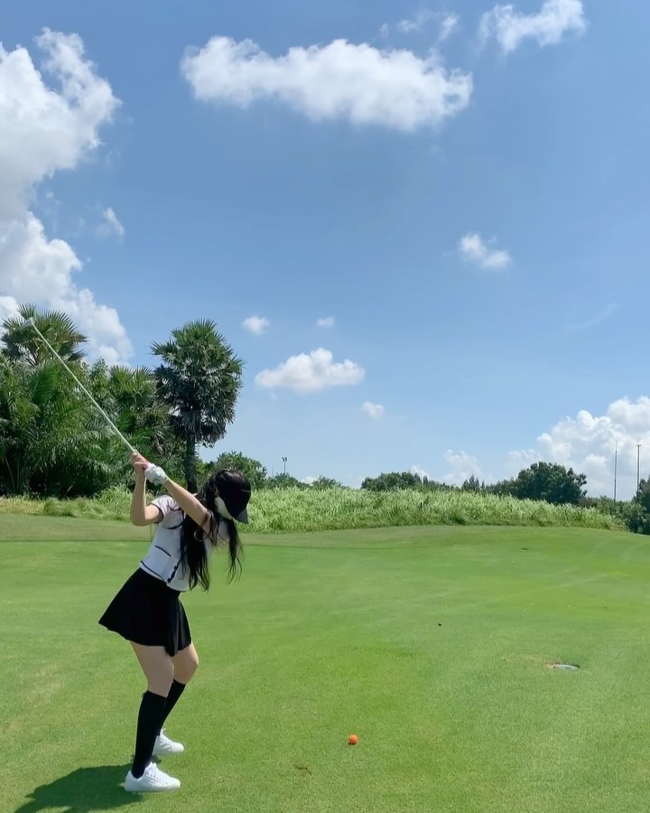 #캄보디아 #골프여행 의 마지막 롼딩⛳️
파3에서 원 그린 했다앙!!💚
그치만 퍼터의 느낌을 아직 잘 모르겠어서....
연습의 필요성을 느꼈다..😅(긁적)
그래두 나날이 발전하는 민꽁츄 보기 좋아 👍🏻💗