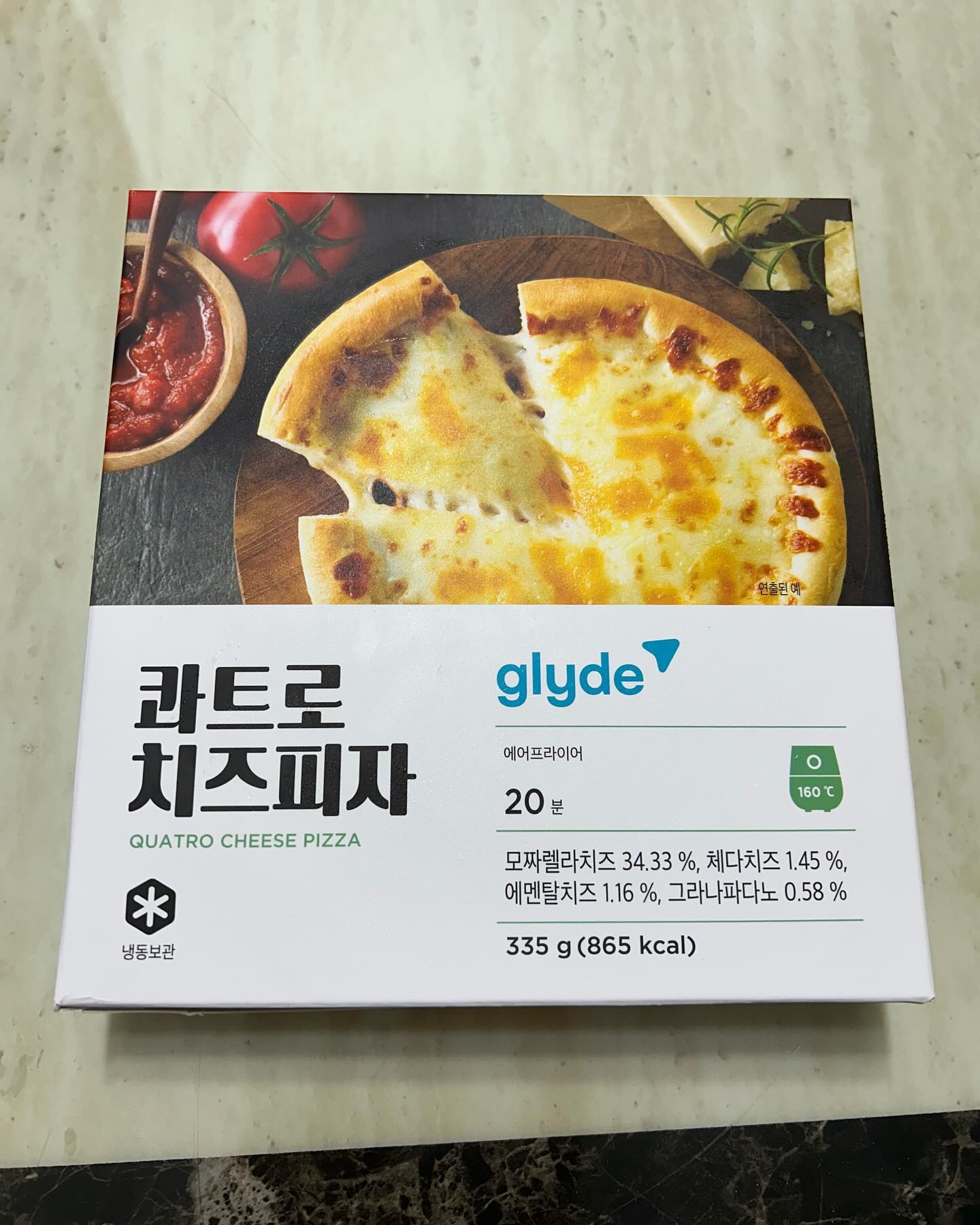 #협찬 
평소에 치즈 피자를 좋아하는데 배달을 주로 시켜 먹어서 냉동 피자는 기대감이 없었는데 글라이드 피자는 미쳤어요..치즈가 막 흘러 내려요..💛🧀

피자를 여러조각 먹으면 느끼해 질수 있는데 이건 도우도 도톰하고 치즈가 부드럽고 토마토 페이스토가 느낌함을 잡아줘서 물리지 않고 먹을수 있어요👍🥰

•4가지 자연치즈로 만든 체다 치즈, 그라나 파다노, 에멘탈, 모찰렐라 치즈의 풍미가 어우러진 피자🍕🧀

•에어프라이에 쏙 들어가는 6인치 (약 15cm) 피자로 쉽고 간편한 조리 가능

💛에어프라이기에 160도 15~20분 조리하면 치즈가 폭포 처럼 흘러 내리는 피자 완성🫶

⚠️에어프라이기 사양이 다르니 치즈 색의 따라 꼭 확인하고 조리해주세용!
⛔️전라레인지는 추천 하지 않습니다🥺

조리방법도 간단해서 아이들 간식 대용으로👍👍 연말이니 친구들이나 가족들과 함께 홈파티에 간단하게 글라이드 피자 어떠세요?💗

치즈 피자 좋아하시면 꼭 한번 먹어보시는거 추천😍

(글라이드에서 제품을 협찬받아 작성 되었습니다)

-
-
-
-
-

#글라이드 #홈파티 #간식 #간식대용 #글라이드피자 #콰트로치즈피자 #크리스마스홈파티 #냉동피자 #냉동피자추천 #glyde #치즈피자추천  #피자추천 #치즈폭포피자