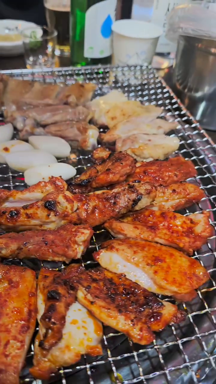 #내돈내산 #사당찐토박이 추천 신상 맛집!
오늘 소개해드릴 신상 맛집은 #숯불에닭 사당점입니다! 요즘 이동네에 맛집들이 많이 생기고있어 너무 좋아요😆 숯불에 직접 구워 먹는 닭갈비 맛이 일품 진짜 닭갈비로 우주정복할 태세
전 양념닭갈비 추천이요👍

주소: 서울 동작구 남부순환로 269길 21  1층

사당역 7번 출구로 나와 신호등이 보일때까지 쭉~ 오다 신호등옆 큰길로 100미터만 들어옴 보여요!
#사당맛집 #사당데이트 #사당회식장소