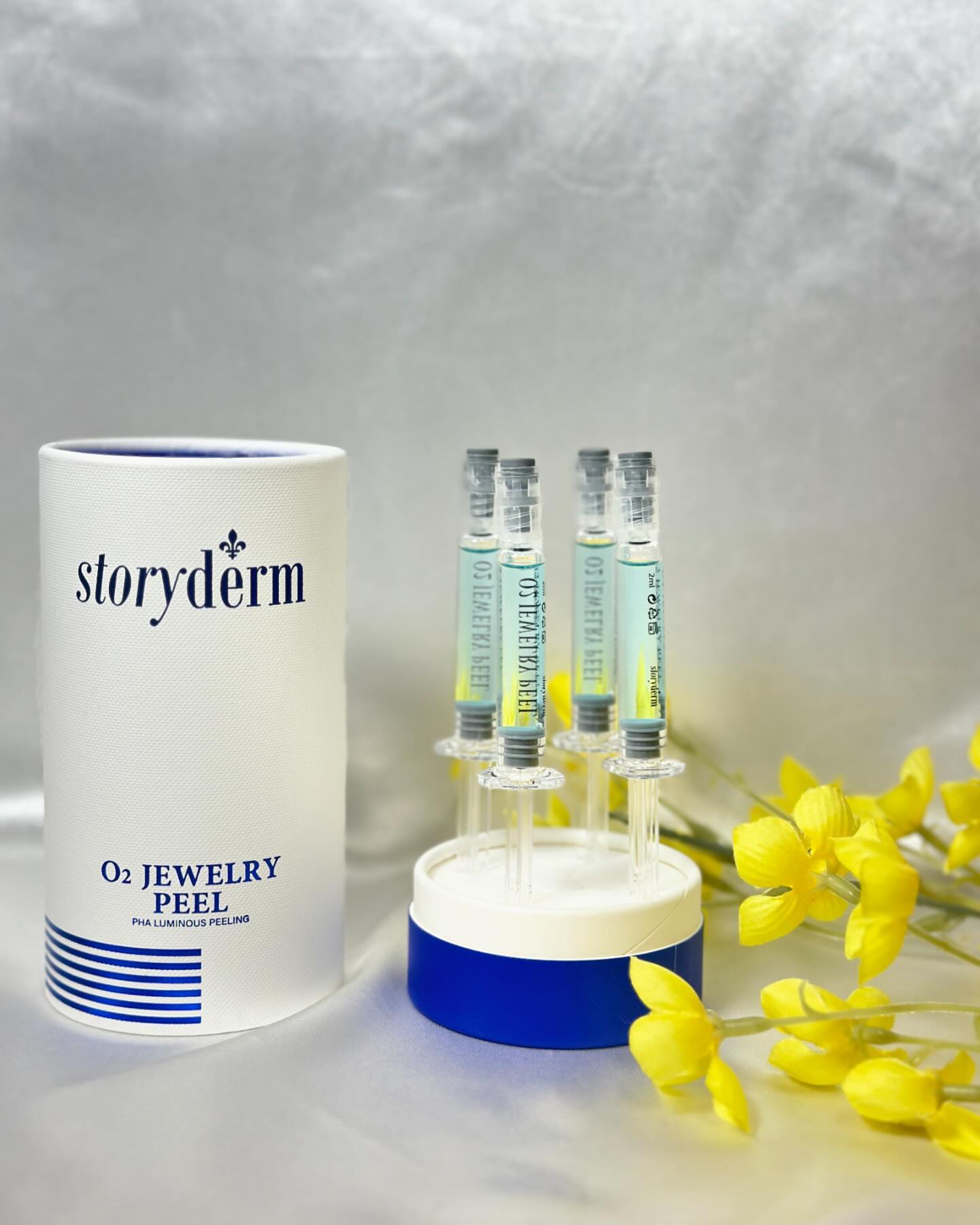 #제품제공 storyderm_korea 

안녕하세요:) 리뷰하는미또니에요🥰

스토리덤 O2쥬얼리필 #리뷰

필링제품은 튜브형으로많이 써봤는데 주사기 모양이여서 신기하면서 색다른 느낌이였어요! 
피부가 얇고 민감해서 필링제품은 조심스럽더라구요 

O2 쥬얼리 필은 민감성 피부를 포함한 모든 피부 타입에 사용할 수 있는 저자극 PHA 필링 제품이에요. AHA나 BHA는 많이 들어봤지만, PHA는 좀 생소하죠?

PHA는 히드록시기(-OH)가 풍부해서 보습 효과가 뛰어나고, 피부에 닿으면 피부 장벽을 복구하라는 신호를 보내서 피부 장벽 강화에 도움을 줘요. 
또, PHA는 광과민 우려가 적어서 여름에도 안심하고 사용할 수 있다는 장점이 있어요.

이 제품에는 기미 개선에 효과적인 트라넥사믹애씨드도 들어 있어요. 트라넥사믹애씨드는 멜라닌 색소를 만드는 티로시나아제를 자극하는 프로스타글란딘의 생성을 억제해서 기미와 잡티 같은 색소 침착을 개선하는 데 도움을 줘요.

또한, 항산화 작용, 미백, 브라이트닝, 항균/항염 작용을 도와주는 7가지 식물 복합 추출물로 이루어진 Whitening Complex도 포함되어 있어요. 이 성분들은 피부를 밝고 건강하게 만들어줘요.

마지막으로, 블루 다이아몬드 파우더가 들어 있어서 피부에 광채를 더하고 자연스러운 톤업 효과를 연출할 수 있어요.

사용량은 주 1~2회 사용해주시면 되요
1개당 2번정도 사용할 수있는 것 같아요! 

제형은 부드러운겔타입이에요 수분 앰플느낌같았어요! 
사용한 후에는 따가운 느낌은 못느꼈어요 마무리할떄 피부당김없이 촉촉한느낌이 좋더라구요

**피부타입에 따라 필링시간을 적용해주세요**
건조/민감피부 :3분
중복합성/정상피부: 4분
지성/과색소침팍피부 : 5분

#스토리덤#storyderm#오투쥬얼리필#o2jewelry peel#PHA물광필링#저자극필링추천