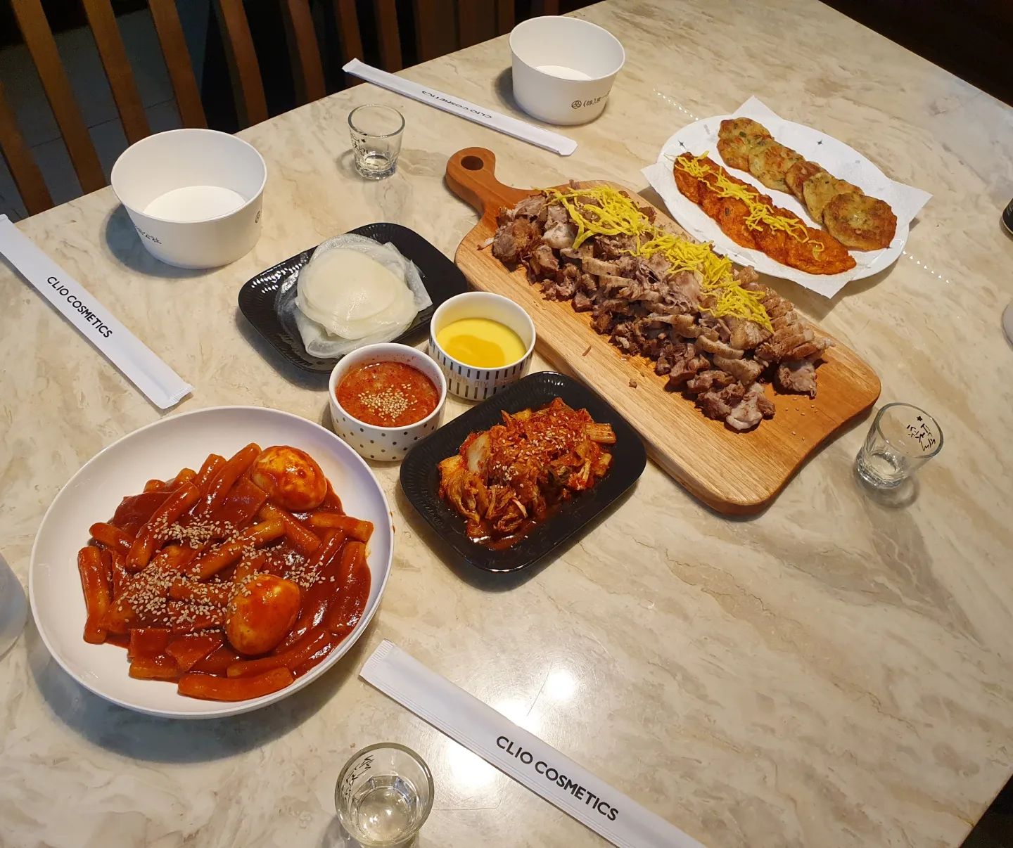 #즐거운만남#신나요신나
#우리딸이모삼촌네부자되라고 (u_u*)
100억씩 1000억 부자되셔요~♡♡

엄마는 조금 마신 술이었지만
다 깼어요. ㅋㅋ집에 오니 술은 다 깻고
엄청 먹은 음식들은 소화가 다 되었답니다.

엄마가 사탕초콜릿 간식들 많이 먹여서 탈난거라
미안미안
어린이집에서 오늘 친구들 생일파티하는데 가지도 못하고 가정보육

소아과가니 의사선생님 왈

뭐뭐  먹었고 특별한 일이 있었나요?

나... 사탕 많이 초콜릿 한봉지 오징어집과자 가득 찬물 그냥물 주스에.. 수면조끼 안입고 하루 자고..( 진짜 1번 빼고재웠는데ㅜㅠ)
항생제 모르고 하루2번인데 3번먹인게 기억 납니다.

의사샘 - 그..그러면 탈이 날 수 밖에 없네요.

다행히 오늘고생하면 주말 내 다 나을거라고..

우리딸 엄마가 미안해
컨디션이 좋아야 놀러다니는데..
우리 조금 더 단단해지쟈

다음 모임은 미안하지만 우리집으로들 오시오~~