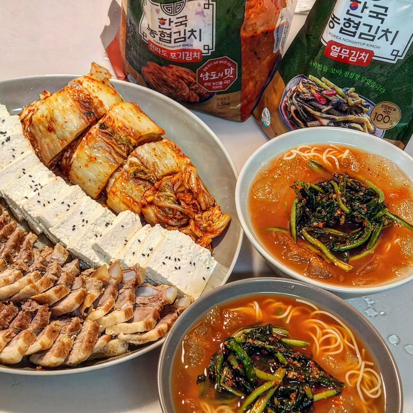 #제품제공  김장 대신 김치 구독하세요❤️
⠀
⠀
배추와 열무, 그리고 양념재료까지 모두
100% 국산 제품으로 담근 농협김치 먹어봤어요!
⠀
전국 팔도 김치 비법까지 더해 만든 김치라 그런지
익기전부터 익은후까지 감칠맛이 너어어무 좋아요!
⠀
저희집은 김치냉장고가 따로 없어서
김장김치를 보관해도 금방 너무 익기 때문에
새김치 먹고 싶을땐 매번 사먹게 되는데요!
⠀
⠀
농협맛선에는 김치 구독 서비스가 있어서
다양한 김치를 지정한 배송주기에 맞춰 집앞에 배달해줘서
맛있는데 간편하기까지 하더라구요!
⠀
농협이 보증하는 품질의 김치라 더더욱 믿먹👍
⠀
⠀
한국인 밥상에 빼놓을 수 없는 김치!!
힘든 김장대신 간편한 김치구독으로 더욱 편리하게 드세요!❤️
⠀
⠀
⠀
🏷
nh.kimchi
nhmonthly
⠀
⠀
#김치 #농협김치 #김치구독 #농협맛선 #김장김치 #열무김치 #배추김치