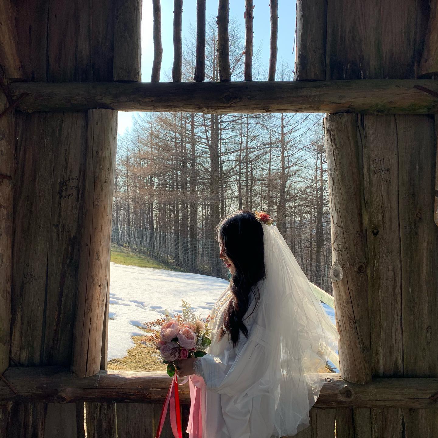 👩🏻‍❤️‍👨🏻

2019년 4월,

피스공주가 여권을 잃어버리는 바람에
블라디보스톡행 비행기를 놓치고
아직 우리나라에도 눈이 있다며 바로 떠났던 대관령

베일에 부케 부토니아까지 장만하고
겨울셀프 웨딩사진을 찍겠다며 러시아행을 선택했는데
아쉬운대로 양떼목장에서 삼각대로 야심차게 찍었던 날❤️

결혼하고 2년차 부부로 지내고 있는데 아직도 후회한다 

더 일찍 결혼할껄 !!
.
.
.
#대관령#양떼목장#대관령양떼목장