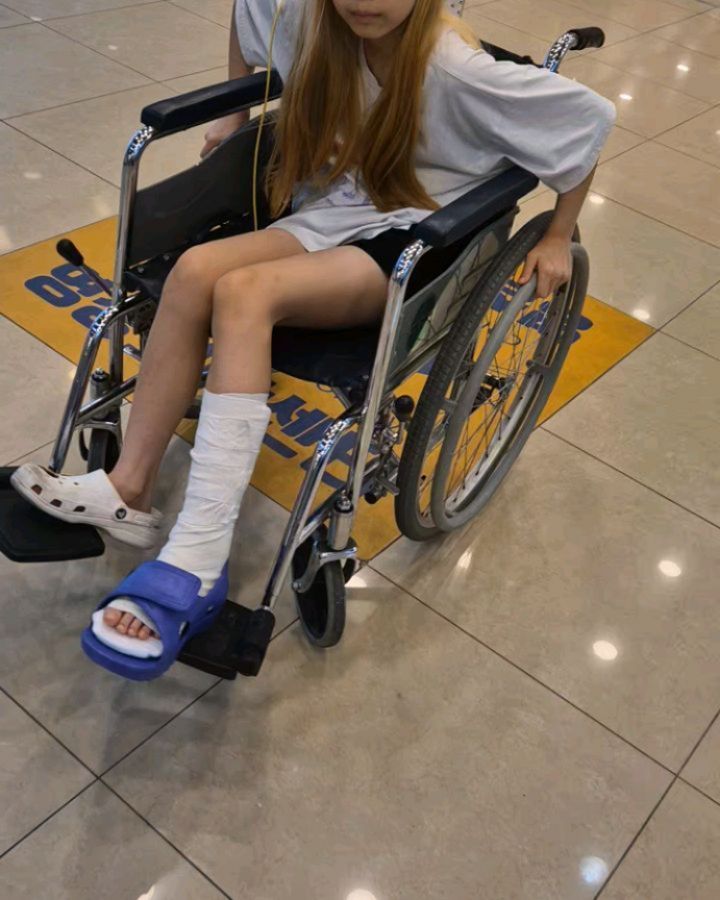 어제 태권도에서 발가락 뼈 부러져서 온 나윤.

오늘 아침까지도 뼈 부러진줄은 모르고 혹시 모르니 사진이나 찍으러 병원가보자하고 나왔는데....

...학교 데려다주고 나는 춤추러갈꺼라고 다 준비하고 나왔는데 갑자기 골절이라니요???

병원을 3군데나 왔다갔다 사진이란 사진은 다찍고  정신없이 다니다가 저녁되서야 완전히 입원시작.

하루가 길다길어 ~~~~~