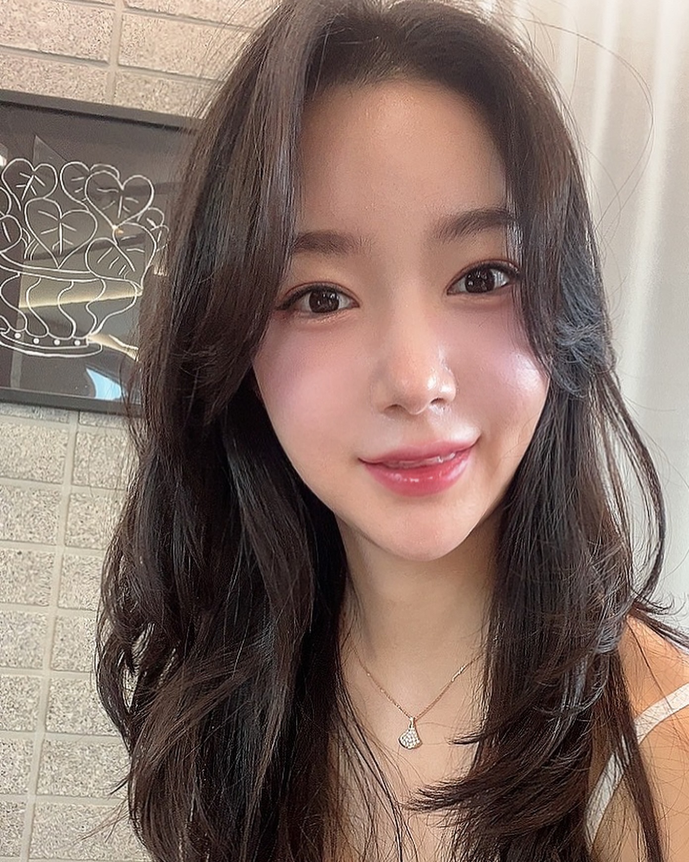 #협찬
매직하러갔다가 내머리상태보시더니 클리닉 추천해주신 혜미부원장님💓
사실 펌한 지는 오래 되지 않았는데 머리 층이 단차가 안맞고 엉망이여서....ㅜㅜ 아예 펴버릴까 했던건데
깔끔하게 다듬어주시고 클리닉했더니 훠얼씬 정돈된 느낌에
머릿결도 좋아지구 만족쓰💕💕
딱 원하는 레이어드C컬느낌나서 좋으다ㅠㅠ
클리닉하는 과정도 하나하나 세세하게 설명해주시고 넘나 친절하세요 금손쌤🫶🏻❤️

#협찬 #강동구미용실 #길동역미용실 #길동미용실 #길동준오헤어 #준오헤어길동역점