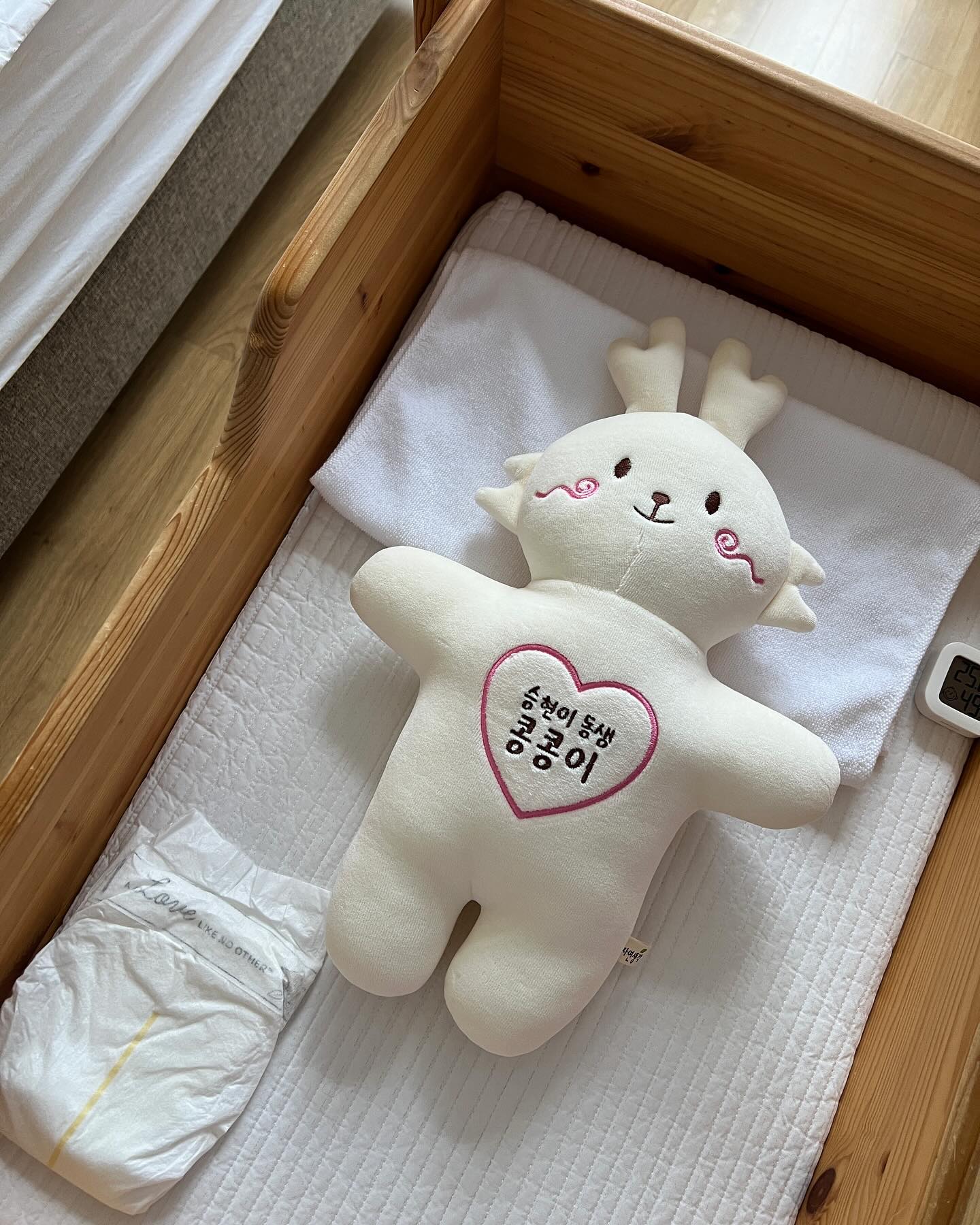#협찬 

승현이 동생 콩콩이 ♥️
세상에 하나뿐인 태명이 새겨진 
핸드메이드 애착인형인데
수빈이 잘 때 옆에 꼭 붙어있음 ㅎㅎ

2024년 갑진년 푸른 용띠 애착인형이라
임신선물, 출산선물, 조카선물로 추천드려요!!

소재도 인증받은 부드러운 오가닉이라
물고 빨아도 안전해 출산 후 애착인형으로다가~
태교기간에만 사용하는 아이의 태명을 추억
할 수 있어서 좋아요!

#임신선물 #임신선물추천 #용인형 #청룡인형 #용띠애착인형 #신생아선물 #애착인형 #아기방꾸미기 #신생아선물 #태교인형