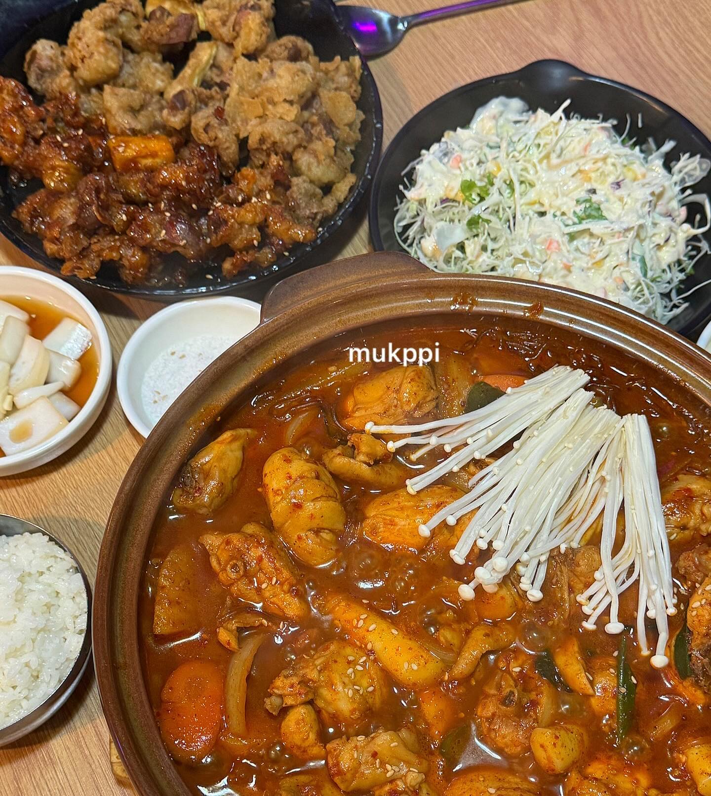 대구 평화시장 닭똥집은 여기지 🐔🤍
#똥집을잘아는남자 #평화시장똥집 

🏷️주문 메뉴
세트 5번 
매운 찜닭 한 마리 + 똥집 +음료 36,000원
​
후기를 보면 가성비도 좋고, 다양한 종류의
음식을 판매 중이지만 전체적으로 맛이 있다는 
평이 많더라고요. 요즘 고물가 시대로 치킨이 
3만 원대인데 찜닭에 똥집 튀김, 음료까지 
가격부터 훈훈하지 그 잡채🫢💛

 후라이드와 양념 반반으로 귀여운 후라이팬 
모양 접시를 가득 채운 닭똥집은 잡내 없이 촉촉
하나도 안질기고 씹는 맛이 좋았답니다‼️

매운 찜닭은 맵칼 양념 쏙쏙베여 ㄹㅇ밥도둑
안에 들어있는 떡, 양파, 감자, 당면까지 가득
든든하다 못해 배 터질때까지 먹어도 마성의 
양념이라 계속 입에 들어가는 마법의 찜닭 

똥잘남 맥주는 잔 자체를 얼려 나와 더욱 맛있다는데
저희는 이날 아쉽게 콜라로 짠 🥤
​
요즘 연말이라 친구들 모임도 많은데 다음엔 
차 없이 방문해서 이곳에만 있는 마늘맛이나 
치즈 맛까지 시원한 생맥주와 함께 먹어보자구요

📍대구광역시 동구 아양로 9길 3
⏰매일 14:00-06:00
​
#대구평화시장맛집 #대구닭똥집맛집 #신암동맛집
#대구신암동술집 #대구경대맛집 #경북대학교맛집
#대구가면먹어야할음식 #대구10미 #대구동구닭똥집맛집
#대구동구맛집 #대구동대구역맛집 #동대구가성비술집
