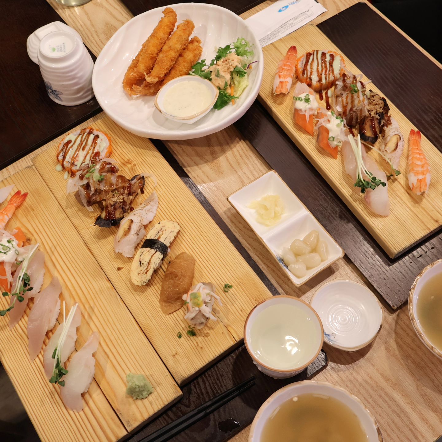 #협찬 ⭐️달초밥 만수점⭐️

지나다니면서 보기만 하다가 이번에 인천 만수동
초밥맛집으로 유명한 달초밥에서 식사하고 왔어요.

가성비가 뛰어난 곳이었는데 알고 보니 연안부두
직배송으로 신선한 데다 가격도 합리적이더라고요.

초밥 위에 올라간 회도 두툼해서 식감이 좋았고
종류도 다양하게 나오는데 하나하나 개성이 살아있네요.

일하고 계신 분들도 친절했고 서비스도 굿굿!!
플레이팅도 예쁘게 나오니 눈까지 즐거웠는데요.

모듬A 런치세트에 실속세트 10p 그리고 새우튀김
주문해서 먹고 왔는데 이 가격대로 배부르고 맛있게
초밥을 즐길 수 있다니 완전 행복~

샐러드랑 장국도 맛있었는데 후식으로 주신
아이스크림도 달콤 + 고소 + 시원해서 입가심으로
딱이었어요.

👍달초밥 만수점
✔️주소 : 인천 남동구 담방로 62
✔️영업 시간 : 매일 11:30 - 21:00 (브레이크타임 15:00-17:30)
✔️전화번호 : 0507-1448-9311

#만수동초밥 #인천초밥 #달초밥 #달초밥만수점 #만수동초밥맛집 #초밥 #초밥맛집 #인천초밥맛집 #hotplace #restaurant #동네맛집 #맛집 #맛집그램 #맛집스타그램 #맛집인정 #맛집추천 #맛집탐방 #맛집투어 #맛있다그램 #맛스타그램 #먹스타 #먹방스타그램 #리뷰노트