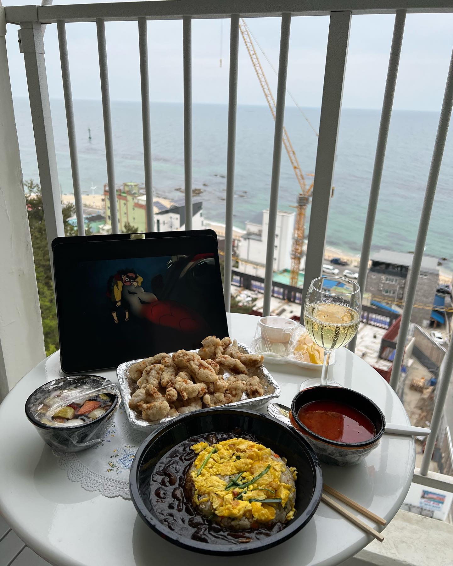 테라스밥
춥고 바람불어도 기쓰고 테라스밥 

#바다
#테라스
#강릉
#한달살기
#칩거중