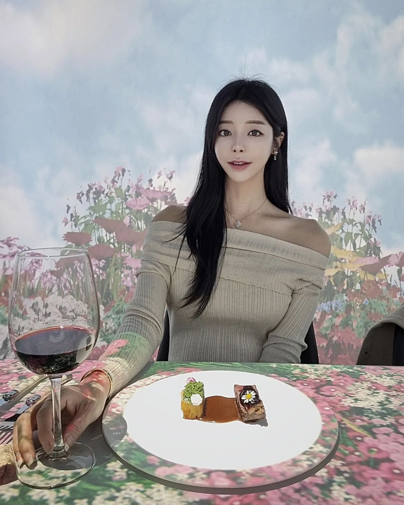 ⠀
어딜가나 연말 분위기~🎄☃️🎉
이번에는 국내 최초로 프로젝션
맵핑 기술을 활용한 파인다이닝에서
디너코스 먹으며 햅삐한 시간🍷🍽
⠀
⠀
⠀
⠀
⠀
⠀
⠀
#비언유주얼
#파인다이닝