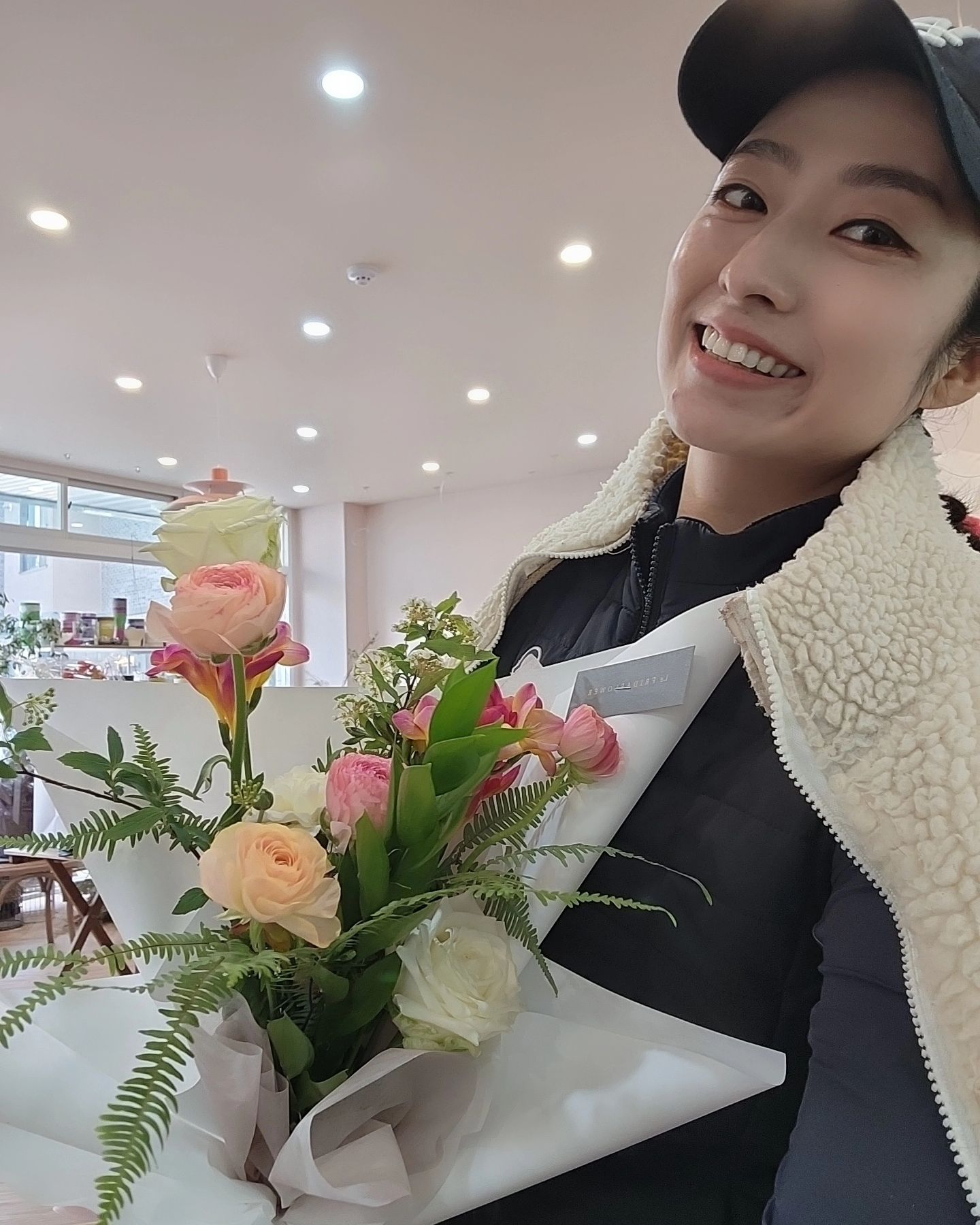 꽃향기만 남기고 갔단다~~
.
같은 꽃 이라도, 폴로리스트의 감성에 따라
결과물이 달라요🙃
.
키미가 항상 만족하며 구매하고 있는 
'르프리다'에서 두배로 기쁨주기🙌🏻
.
꽃선물/ 웨딩부케 / 기념일 
모두모두 여기로⤵️
_______💐 lefrida_flower 

📍위치 : 경기 수원시 영통구 
권선로882번길 31-8 (매탄권선역 1번 출구)
📱예약문의 :0507-1335-5058
