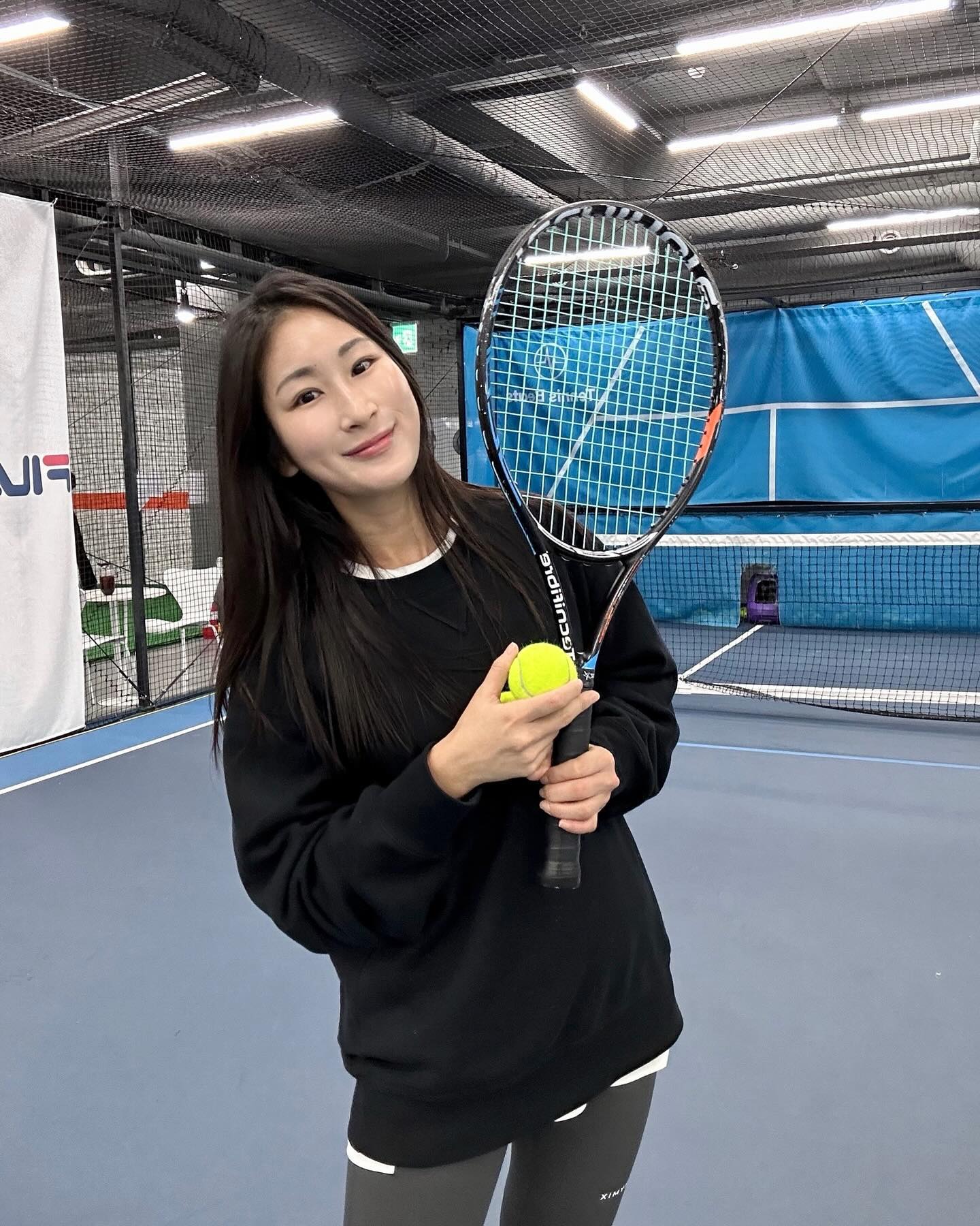어제 분위기 내고 띵띵 부은 얼굴로 첫 테니스를 배워보았다🎾
일단 끄덕이고는 있지만 달라진건 없었다..
이렇게 뚝딱거려도 되는건가요? 근데 너어무 재밌는데 이거?
공도 안맞는데 너무 재미있다고 했더니 잘 맞으면 더 재미있다고 해주신 선생님..🫠
#테니스 #테니스레슨 #운동