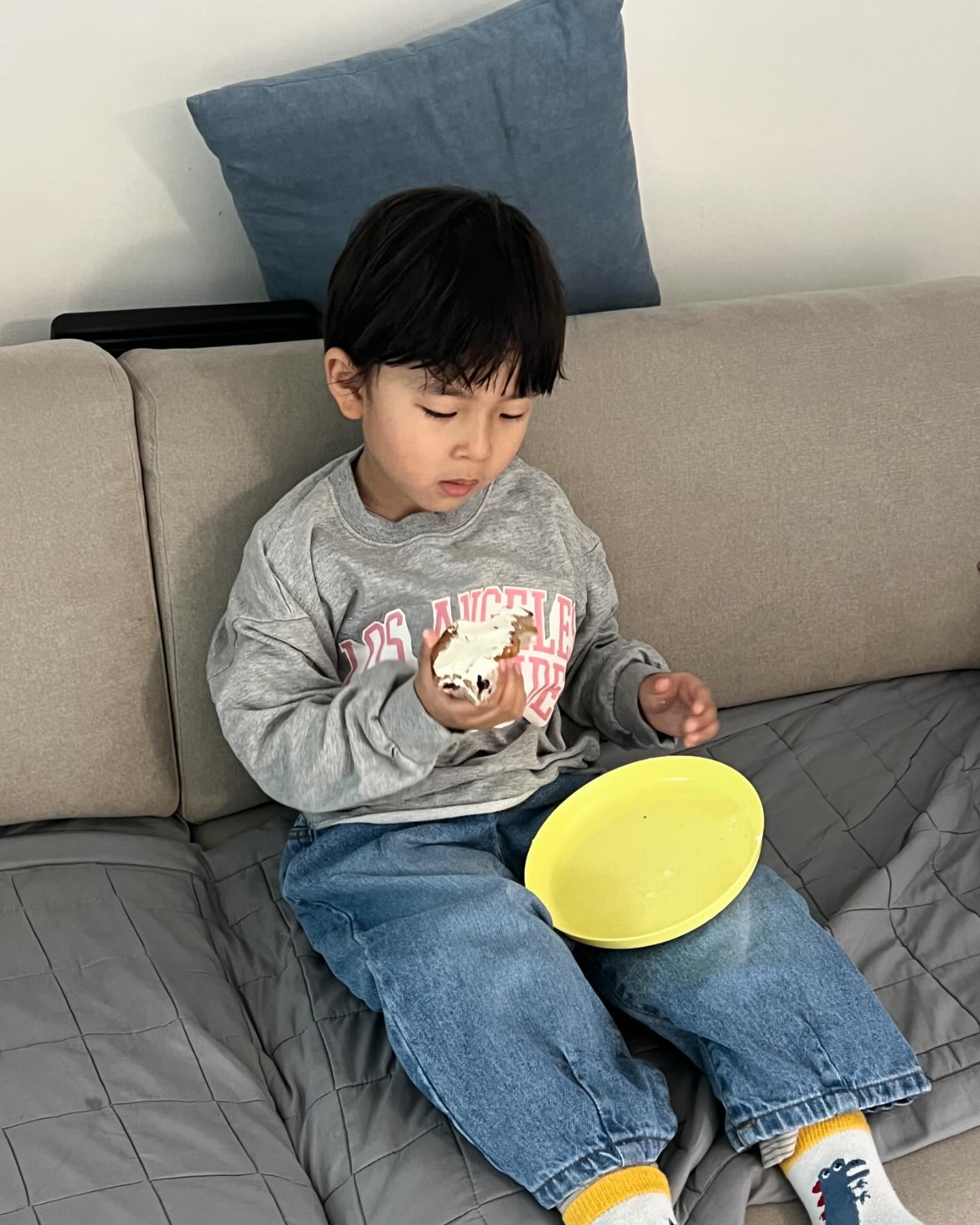 아침일찍
빵에 빠진 1호
티비에 빠진 2호
이 아침형 인간들🙄

8시20분에 자고
7시 20분 기상
너넨 충분히 잤는데 나는 충분하지 못해서 피곤

#아침기록#등원전기록#아들둥이#아침형인간#아들쌍둥이#의둥이#아침먹고#빵먹고#티비보기