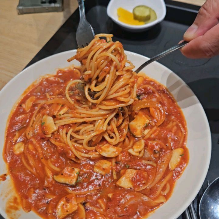 #금정역AK플라자맛집 
#에그182 
#금정역맛집 
#수제함박스테이크 
#파스타맛집 
#군포맛집 
#가성비좋은맛집
#로제쉬림프스파게티
#토마토스파게티

🍜  매장명;  에그182 AK플라자 금정점
                   ( AK플라자 푸드홀)

🕋  주소 ; 경기 군포시 엘에스로 143

일보고 반쪽님 회사근처에서 저녁데이트를 했답니다.
금정역과 연결된  AK플라자 푸드홀에서 만나기로 했답니다. 예전에는 냉면을 먹었지만 오늘은 미리 둘러보니 #에그182   #수제함박스테이크 #로제파스타 눈에 들어와서 미리 주문했답니다. 

본격적인 저녁시간이라 주문이 밀려있어 주문을 해뒀더니 반쪽님이 온 시간에 맞춰 푸짐하고 맛있는 식사가 가능했습니다. 

그런데~~~~왠만한 먹을거리에 #맛있네 라는 말을 아끼는 분이 맛있답니다. 그리고 #가격도저렴하고양도진짜많네 라고 합니다.

결국 다음에도 외식데이트는 에그182로 정할듯 합니다.

📣 

맛있다.
양이 많다.
가격이 너무 착하다.(진짜루요 가성비 짱)
사장님 내외분 친절하시다.
