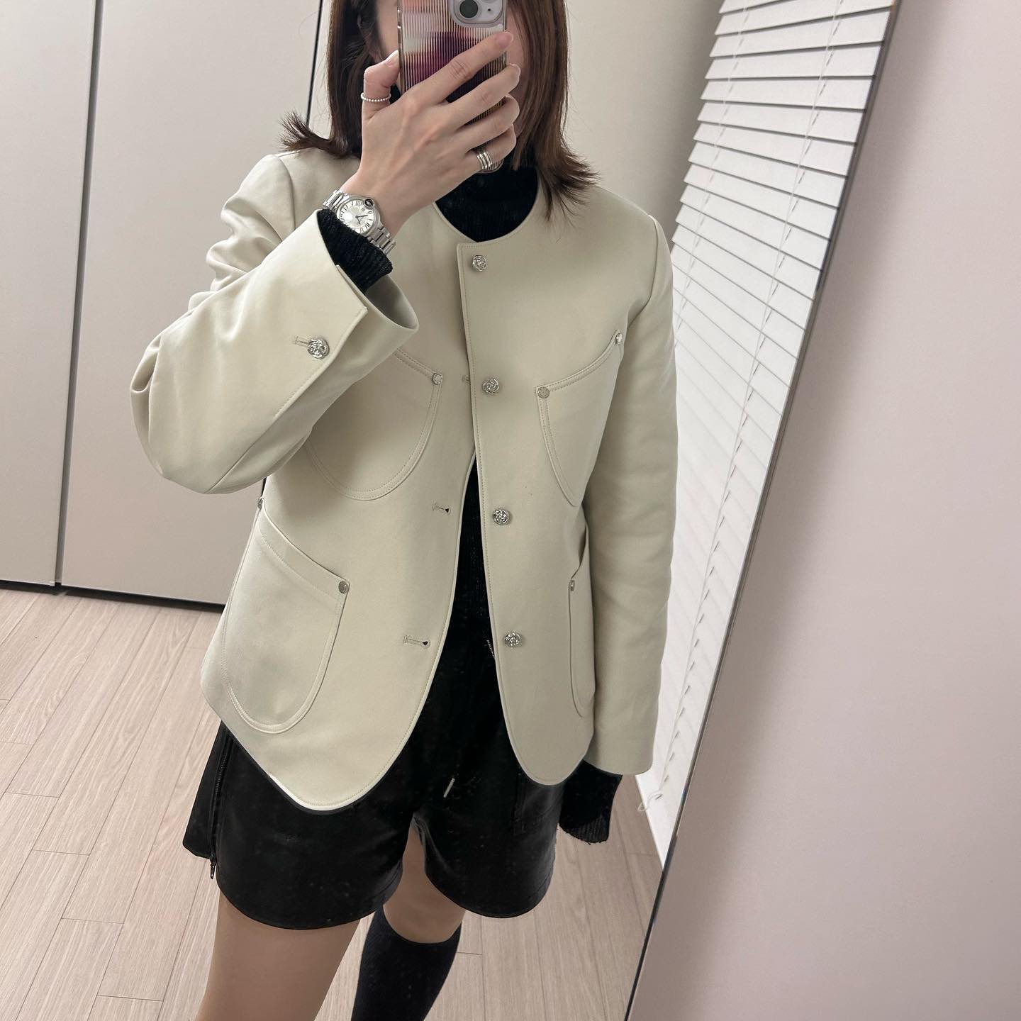 #sentipit_ootd 자유로운직장인데일리룩
-
요즘 좋아하는 코디! 
화이트 자켓이라 얼마나 입을 수 있을지 모르겠지만 

▪️top : dragonblues_ 
▪️jaket : stu_office 
▪️watch : cartier 
▪️socks : viviennewestwood