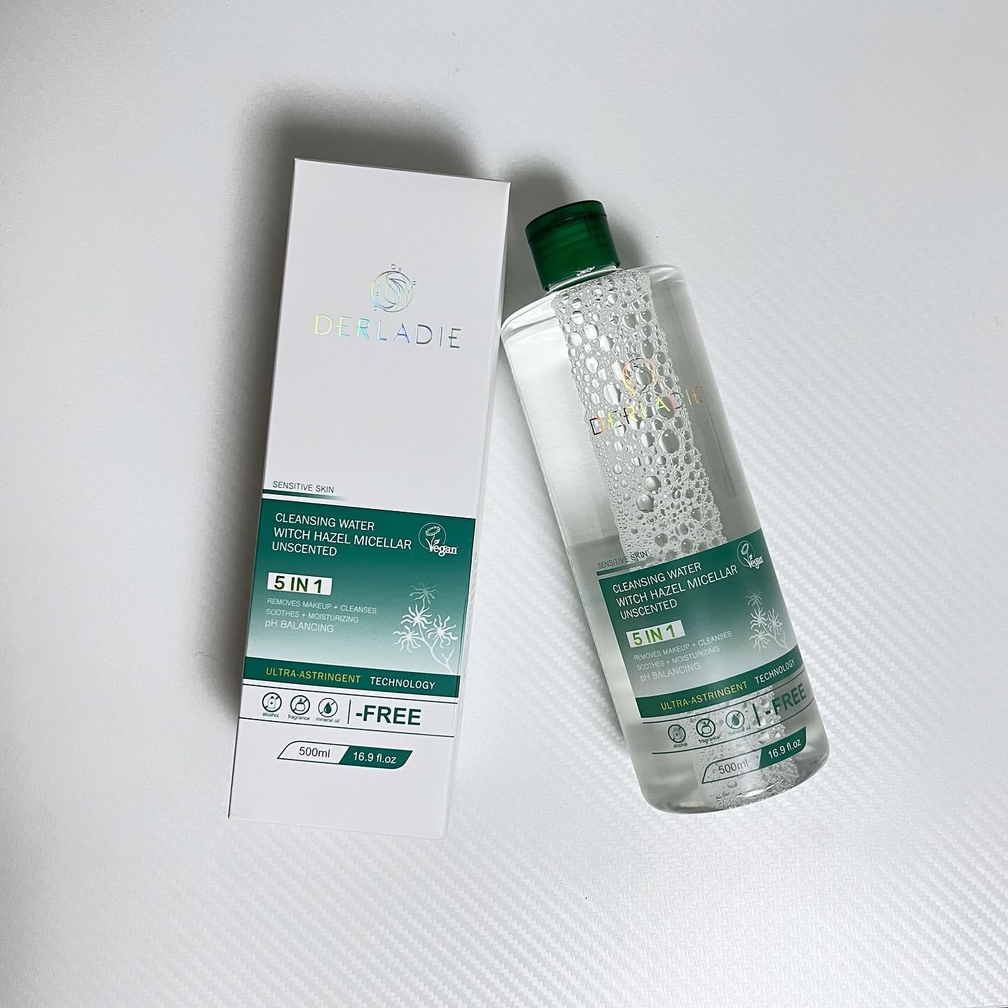 #협찬 더레이디 클렌징 워터 위치하젤 미셀라 언센티드 비건🌱💧

20만개 판매된 미셀라 클렌징워터가 식물성원료로 환경을 
생각하는 착한 비건 클렌징워터로 나왔어요👏👍🌱
노폐물은 제거하고 수분은 끌어당기는 미셀라 기술로 깔끔하고 
촉촉하면서도 깔끔하게 클렌징이 가능한 제품이예요😆
대용량에 세정력은 물론이고 환경까지 생각하는 착하고 순한 비건
클렌징워터예요 세정력을 확인하기위해 반만 화장을 지워봤는데요 
자극없이 잘 지워지더라구요 지우고나서도 건조하지않고 스킨케어를
한듯 촉촉했어요👍👏🧖🏻‍♀️

#더레이디 #DERLADIE #라온샵 #laonshop #수분크림 #수분크림추천 #뷰티템 #클렌징워터 #클렌징 #워터클렌징 #클렌징워터추천 #뷰티스타그램 #미셀라클렌징 #약산성클렌징 #순한클렌징 #대용량클렌징