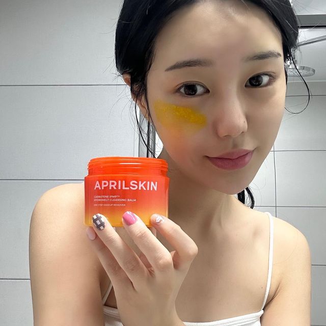 𝘍𝘳𝘦𝘦𝘭𝘢𝘯𝘤𝘦𝘳 𝘔𝘰𝘥𝘦𝘭 on Instagram: "#AD x @aprilskin_korea ✴️캐로틴 IPMP 멜팅 클렌징밤 메이크업부터 피지클렌징까지 한번에 싹 녹이는 멜팅 클렌징밤🫶🏻 #에이프릴스