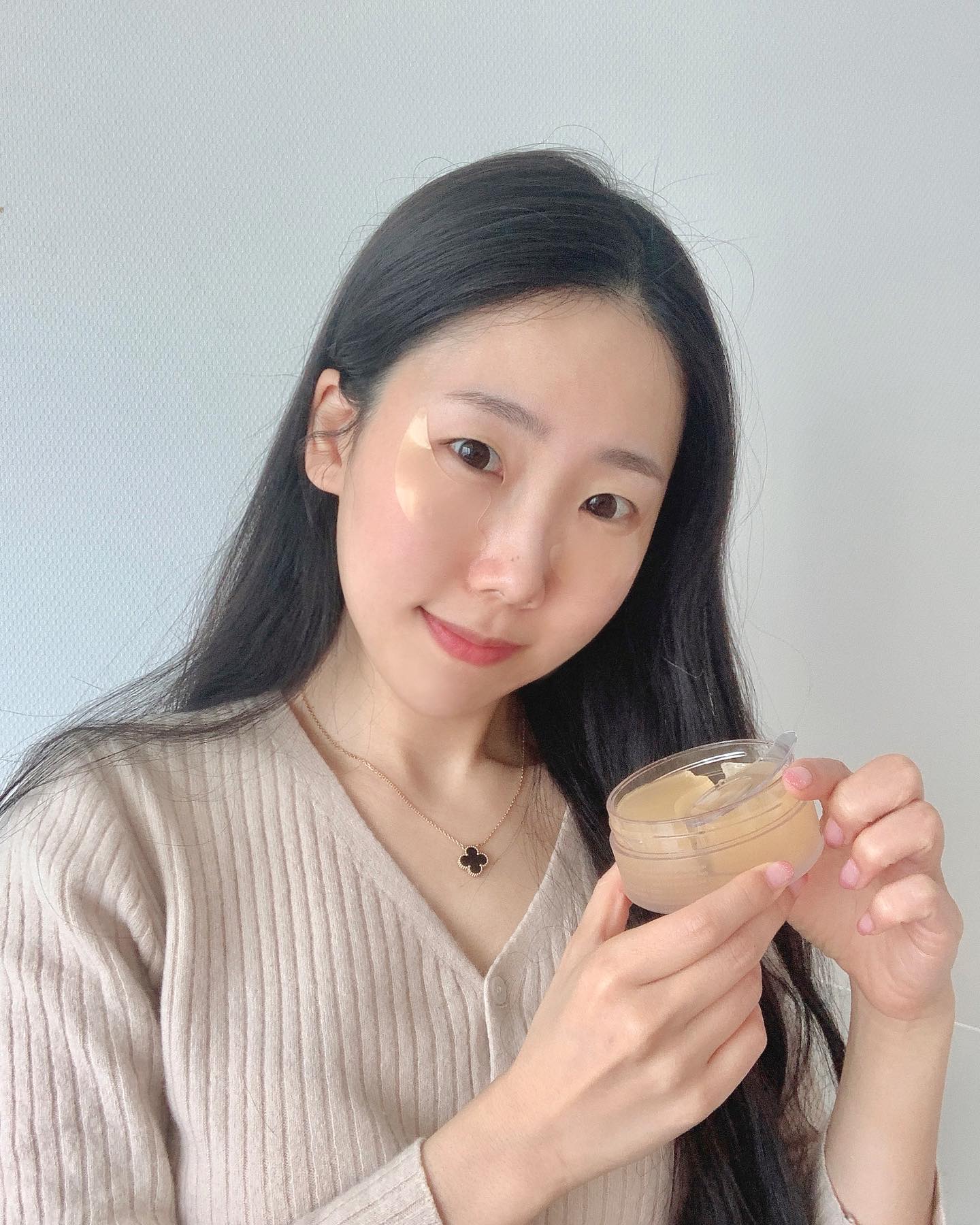 #광고 snp.korea 
날이 따뜻해지면서 외출이 잦은 요즘! 
자외선과 미세먼지 등으로 인해 피부가 민감해지고 칙칙해지는 느낌인거 같더라고요. 그래서 Snp 골드콜라겐 아이패치 사용하고 있답니다☺️ 

사용하고 난 후에는 확실히 눈가가 촉촉하고 밝아진 느낌을 받아요. 저는 이마 주름도 신경 쓰여서 이마에도 붙이면서 집중 케어 해주는데, 사용 후 이마가 탱글한 느낌?

얼굴 전체에 붙이는 것이 아닌 주로 기미 잡티가 잘 올라오는 눈가 주변에만 집중적으로 관리할 수 있는데다, 밀착력이 좋아서 붙이고 독서를 해도 절대!! 떨어지지 않더라고요 ㅎㅎ 그래서 집안일 할때도 독서할 때도 계속 붙이고 있답니다😀

눈가 뿐만 아니라 평소 신경쓰이는 이마주름과 팔자, 미간까지 한번에 관리 가능! 사용하고 나면 전보다 더 촉촉하고 탱탱해지고 그래서인지 더 자주 손이 가는거 같아요 ㅎㅎ

📌 4주 사용 후, 눈가 주름 15.4% 감소
📌 4주 사용 후, 다크서클 피부 멜라닌 14.3% 감소 

주름감소, 기미개선이 임상으로 검증되었다고 하니 확실히 올리브영에서 아이패치 부문 1위를 차지한 인기템 답더라구요! 누적 판매량이 무려 *700만개!!!! 거기에 사용하기도 편리하고, 결과도 좋아서 만족스러워요 ㅎㅎ
*Snp 아이패치 전품목 2023.06.15 누적 판매량 기준

깊어지는 주름이 유독 신경쓰이고, 칙칙한 안색이 고민이라면 Snp 골드 콜라겐 퍼펙션 아이패치 사용해보세요✨


#올리브영1위아이패치 #Snp #골드콜라겐 #골드콜라겐아이패치 #퍼펙션아이패치 #아이패치 #올리브영추천템 #올영추천템 #올영아이패치 #주름패치 #미간패치 #기미패치 #착붙패치 #아이패치추천 #올리브영아이패치