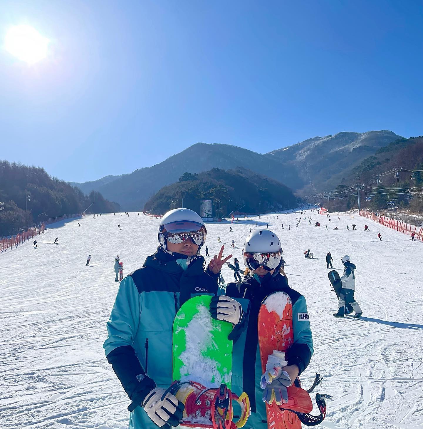 잘 타고 내려가는듯 하다가도 넘어지고
넘어져도 못일어나도 도와주는 이 없고
다들 쌩쌩 잘타고 내려가는거 보고 있자니
다시 일어나기까지 포기하고싶은 마음 백만번 들었으나

” 어짜피 내가 타기로 맘먹고 시작한건데 조금만 힘내면 완주니까 
또 넘어지더라도 겁먹지말고 다시 한번 더 해보자 ! “

라는 생각으로 우여곡절끝에 보드 타기 성공 💪🏻

어마어마한 근육통과 멍투성이가 되었지만
보드로 인생을 한번 더 깨우치게 된 우리 😂

눈밭 한가운데에서 넘어져서 다시 일어나던 때를 생각하며
오늘도 내일도 앞으로 열심히 살아가볼 생각이다 🤣

🏂🩵