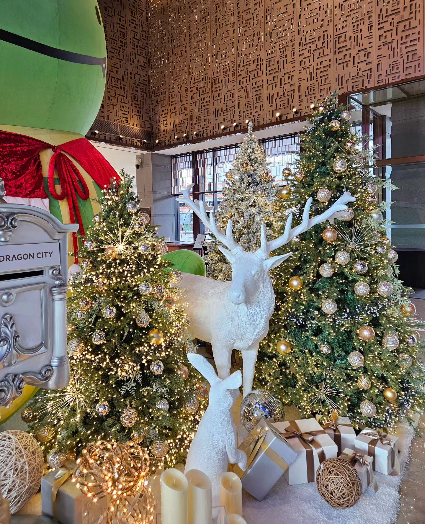 귀여운 용 그리고 크리스마스트리🎄
.
.
.
.
❤️
💚
🩷
.
.
.
.
#드래곤시티호텔 #알라메종와인앤다인 #크리스마스 #크리스마스트리 #seouldragoncity #christmas