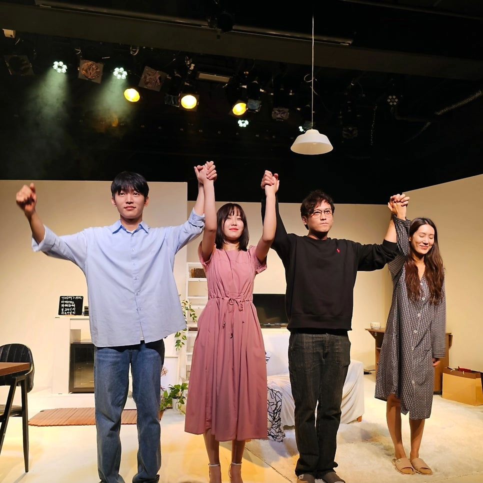 240926
연극 첼로와 비빔면 그리고 검은 우비

초연 작품을 보러 대학로에 다녀왔어요
원작 첼로와 케찹과 카모마일과 비빔면을
재창작한 작품

관우가 운영하는 카페에 유인이 들어오고
배고픈 유인에게 비빔면을 끌여주면서
시작되는 둘의 인연

그리고 권태로운 만남을
오랜시간 이어온 남자와 여자

네명의 사랑에 관한 이야기
단순 로맨스 연극인줄 알았는데
인물의 갈등과 내면의 본능을 다룬 이야기

#연극첼로와비빔면그리고검은우비 #첼로와비빔면 #대학로연극 #혜화역연극 #연극추천 #대학로연극추천 #혜화연극추천 #스튜디오블루